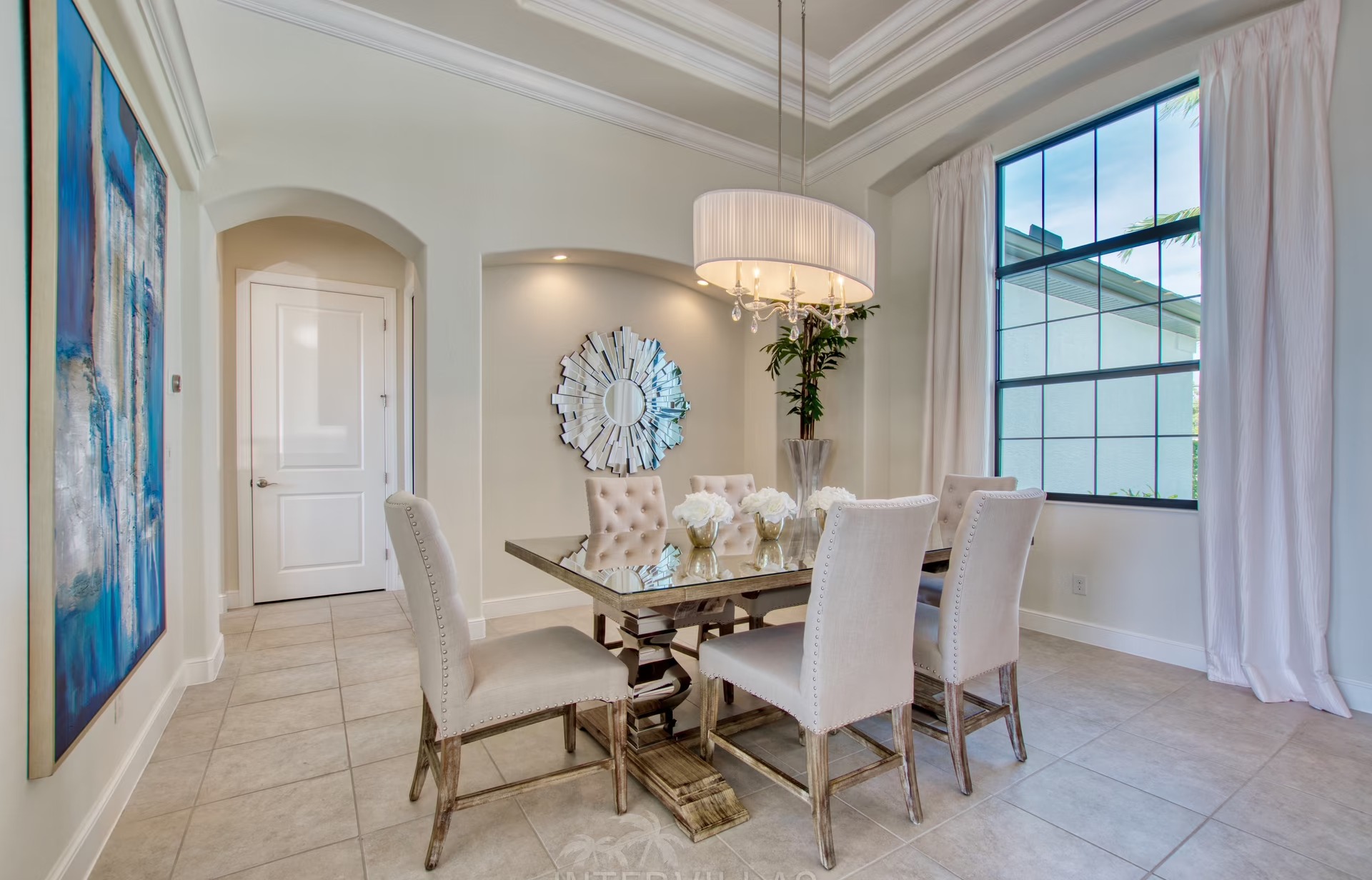 Modernes Wohnzimmer mit großer Fensterfront und Blick auf den Kanal.