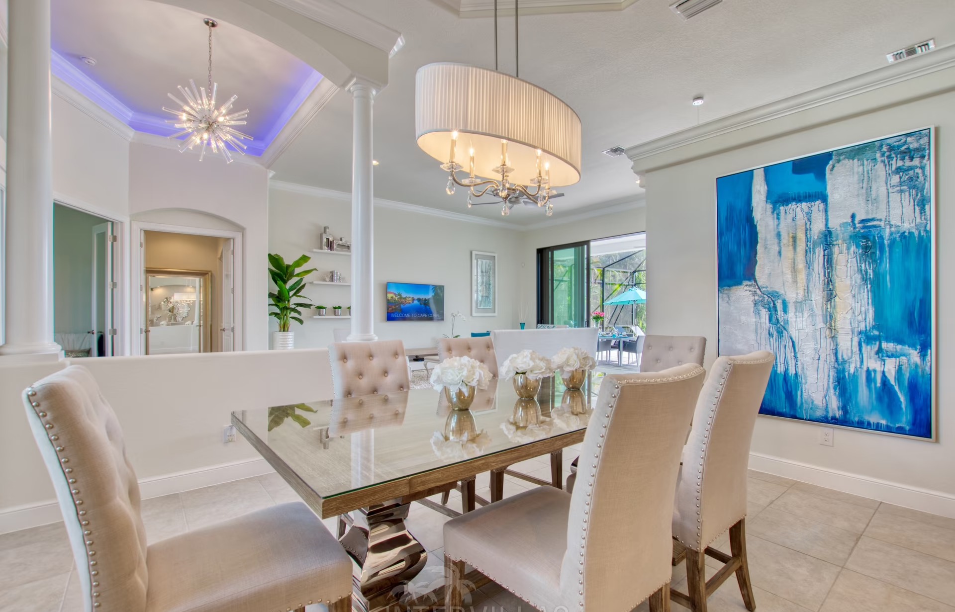 Heller Wohnbereich mit großen Schiebetüren und Blick nach draußen.