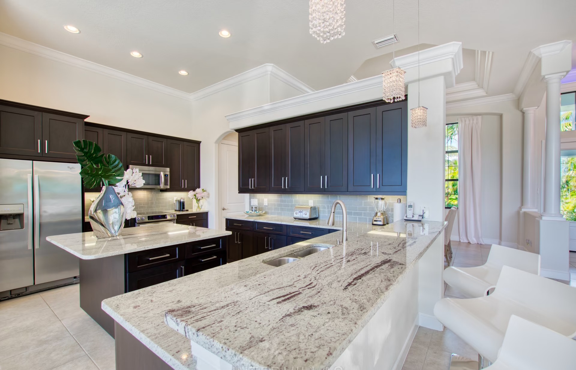 Heller Wohnbereich mit offener Küche und Blick auf den Kanal