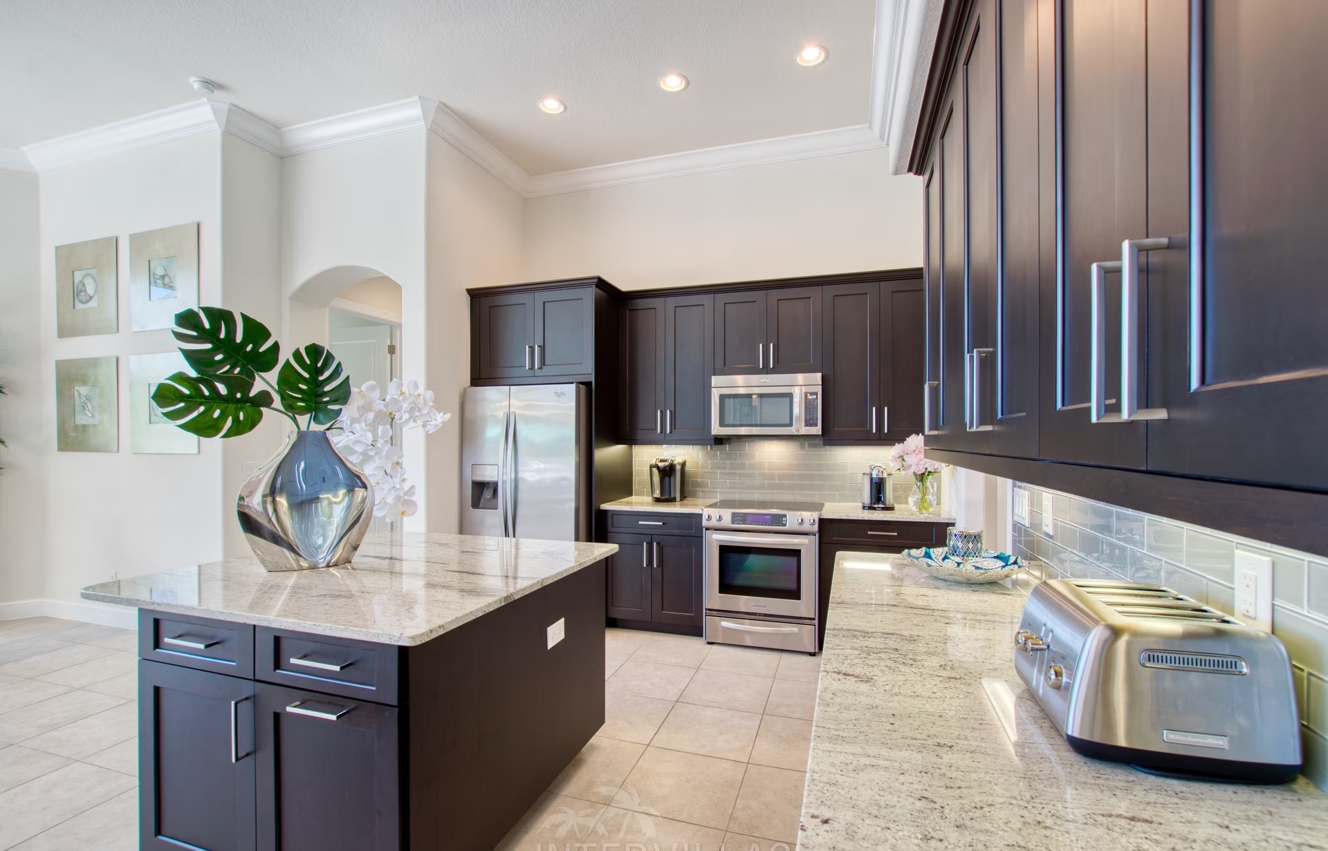 Heller Wohnbereich mit offener Küche und Blick auf den Kanal