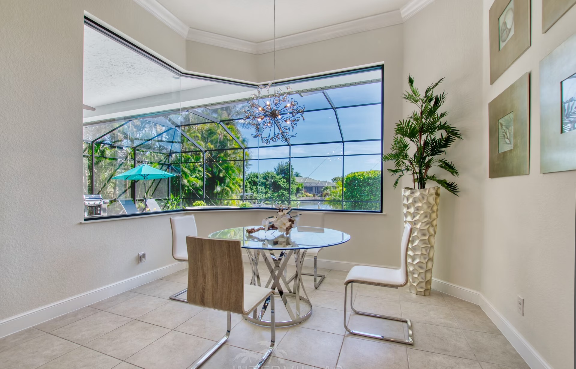 Heller Wohnbereich mit offener Küche und Blick auf den Kanal