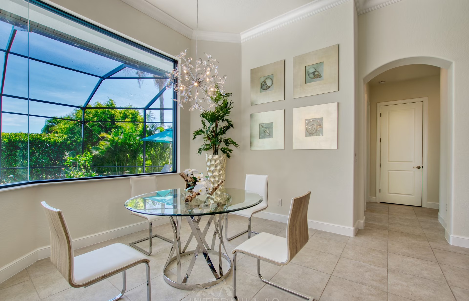 Heller Wohnbereich mit offener Küche und Blick auf den Kanal.