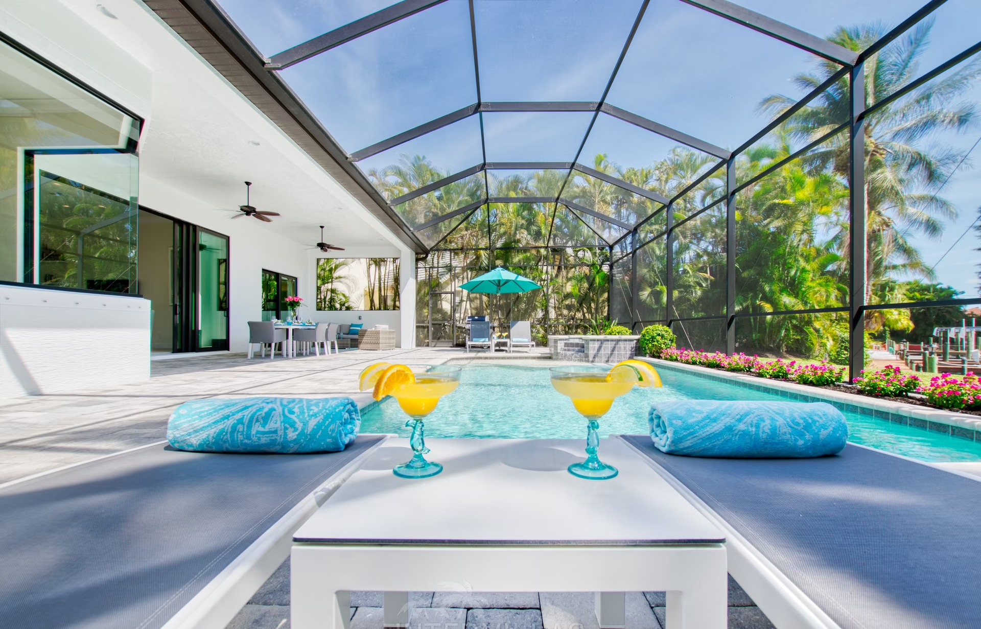 Stilvolle Villa am Kanal in Cape Coral mit Pool, Spa und privatem Bootsdock.