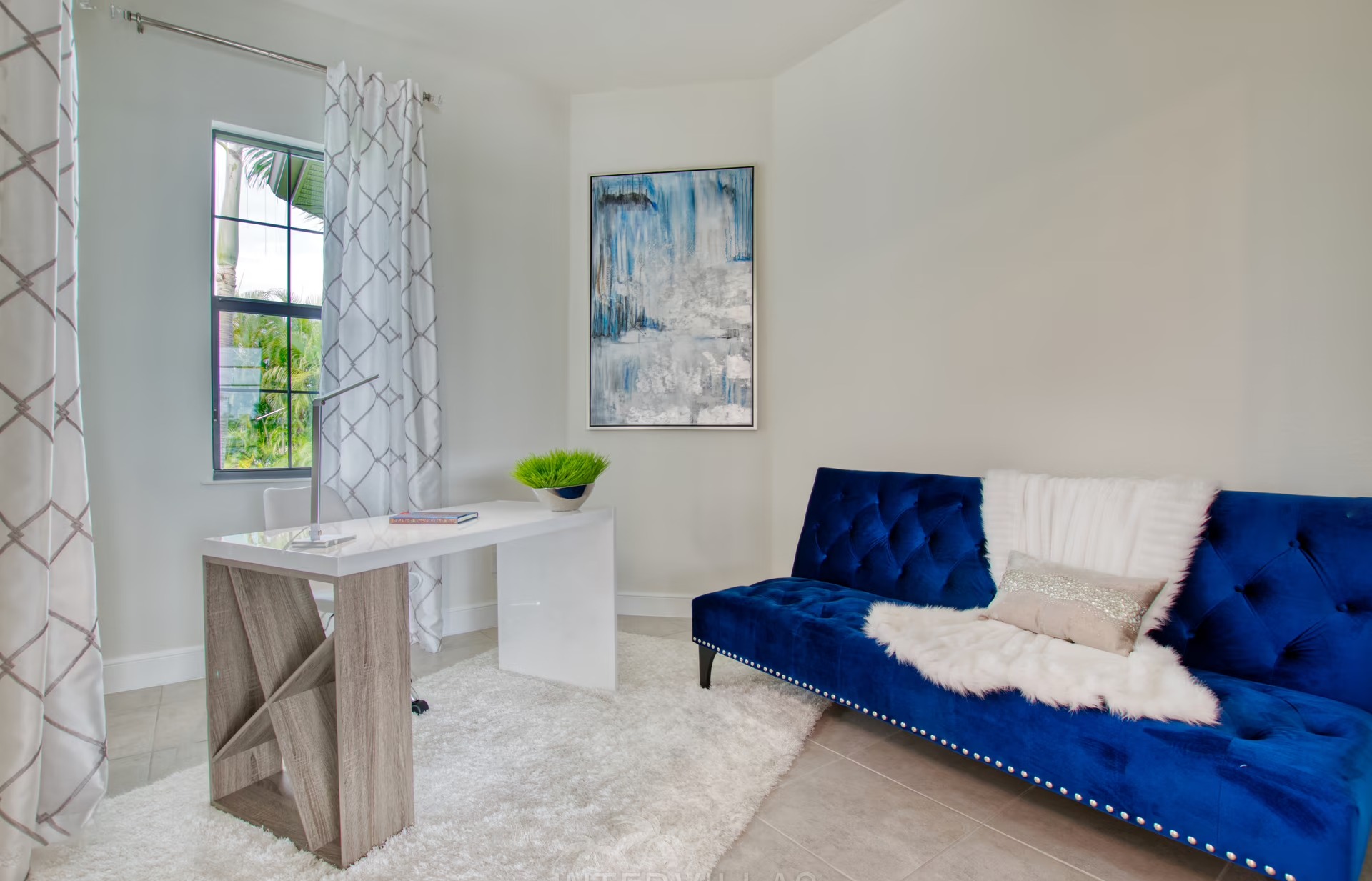 Heller Wohnbereich mit offener Küche und Blick auf den Kanal.