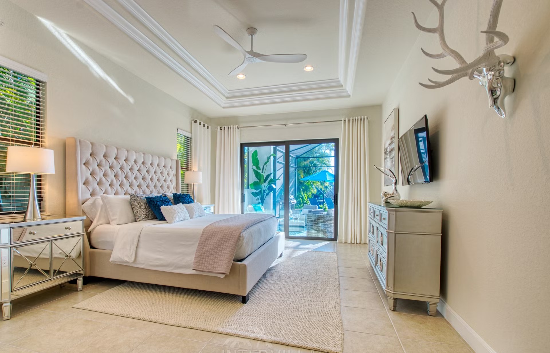 Elektrisch beheizbarer Pool mit Spa und Blick auf den Kanal.