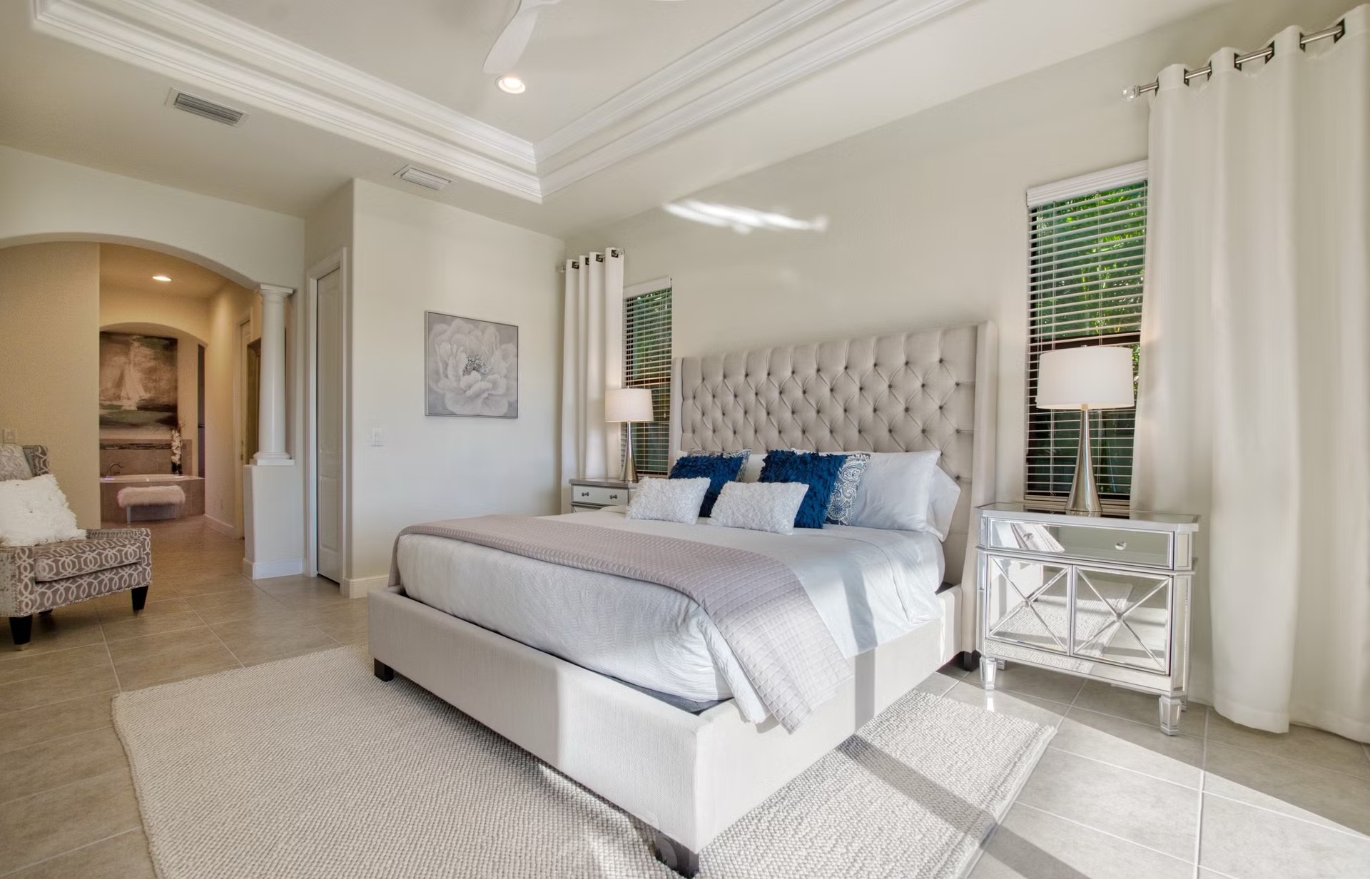 Heller Wohnbereich mit Sitzgruppe und Blick nach draußen