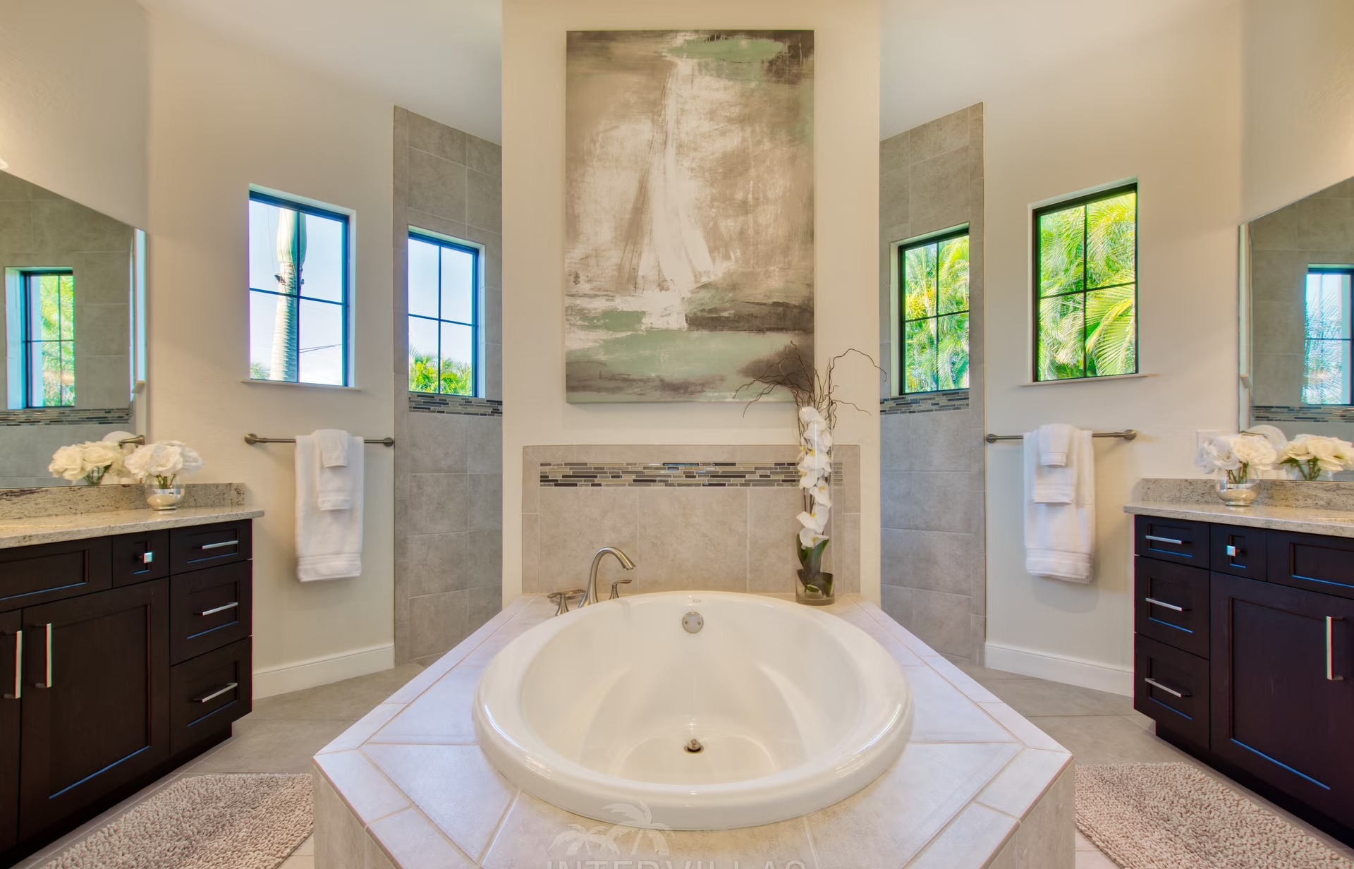 Heller Wohnbereich mit großen Fensterfronten und Blick auf den Kanal.