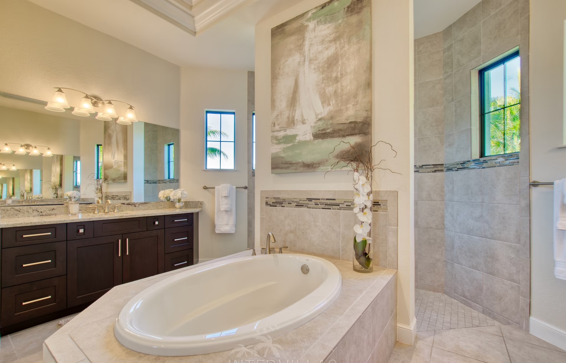 Heller Wohnbereich mit offener Küche und Blick auf den Kanal.