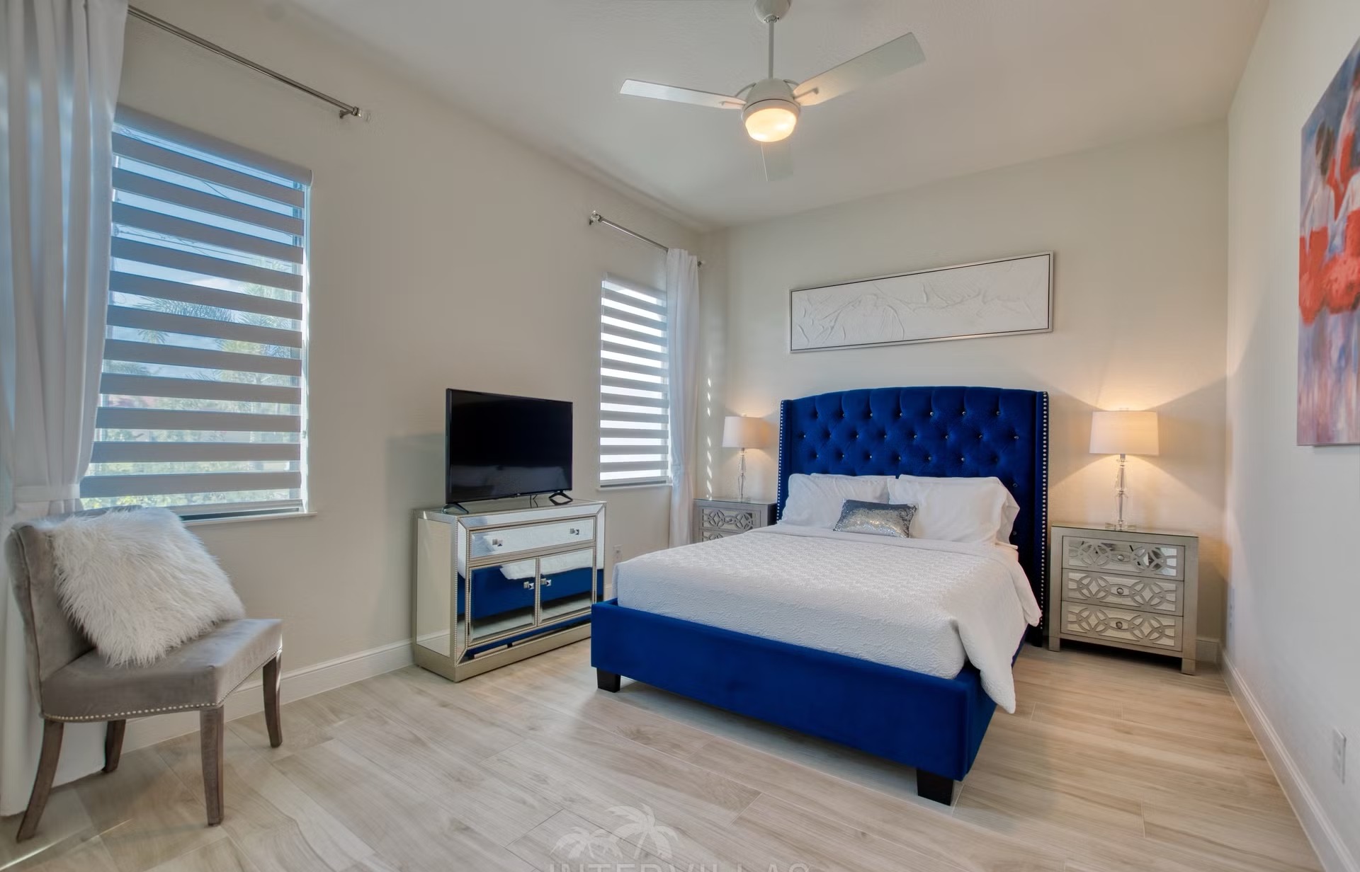 Heller Wohnbereich mit Sitzgruppe und Blick nach draußen.