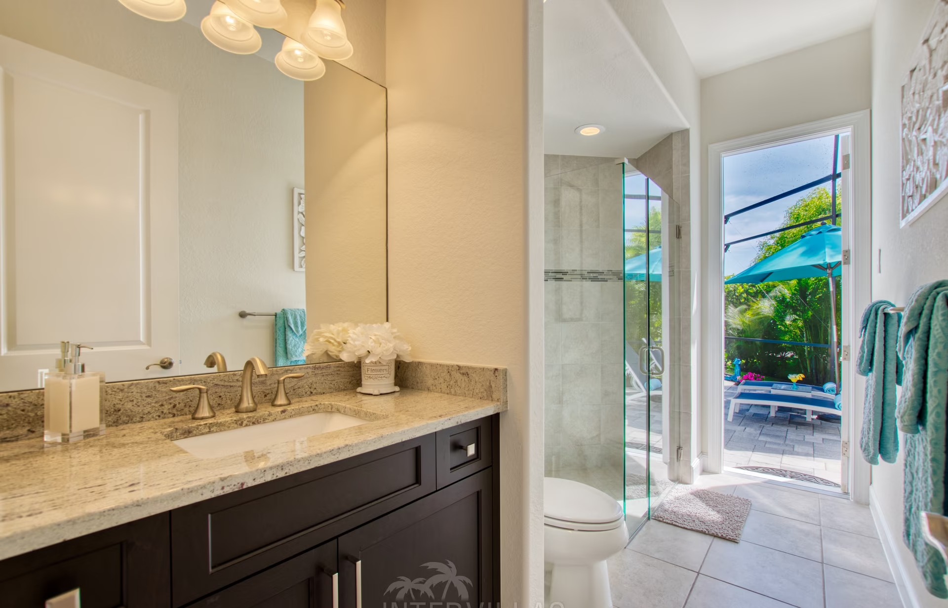 Heller Wohnbereich mit offener Küche und Blick nach draußen