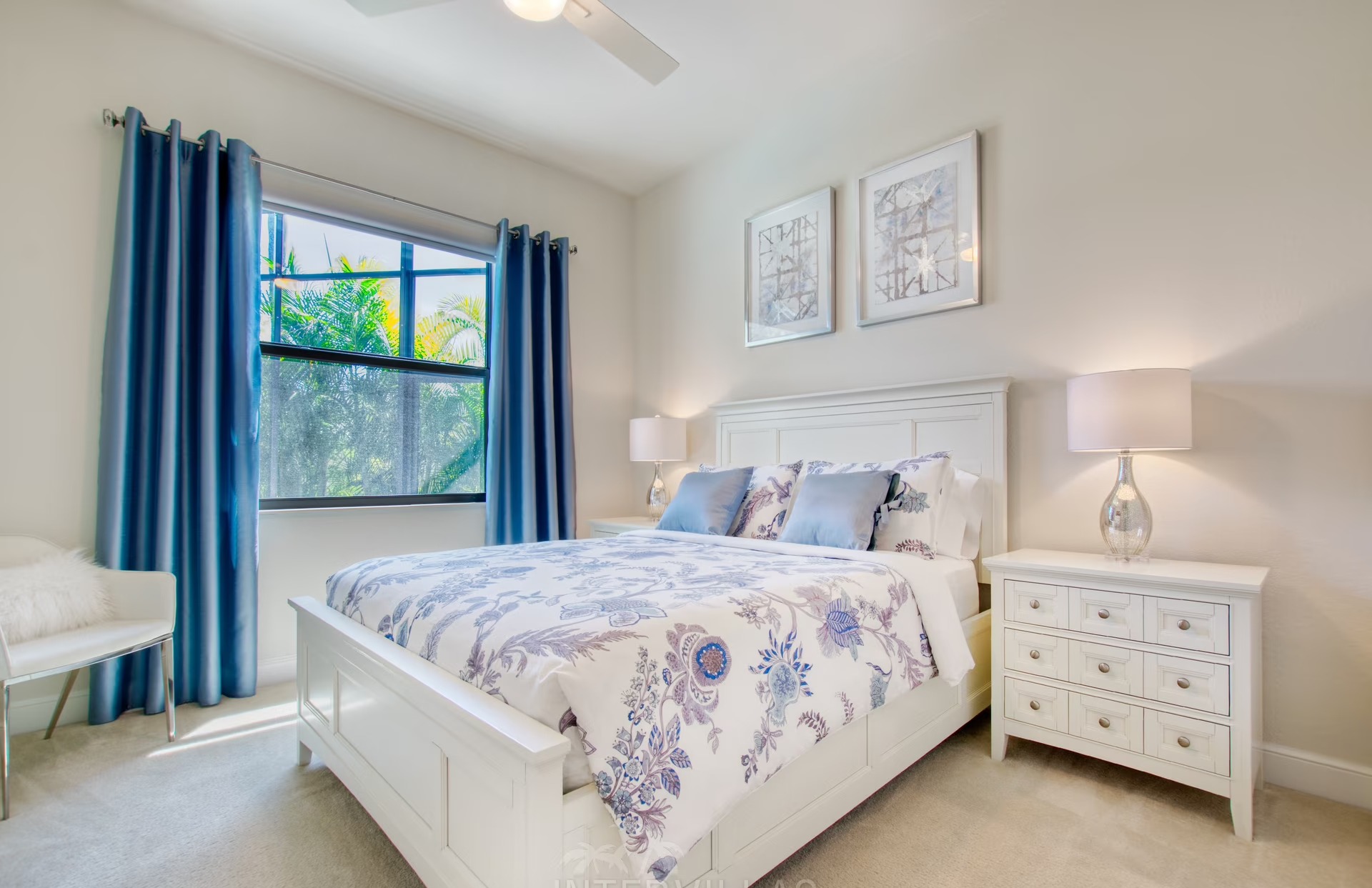 Elektrisch beheizbarer Pool mit Spa/Jacuzzi und Blick auf den Kanal.