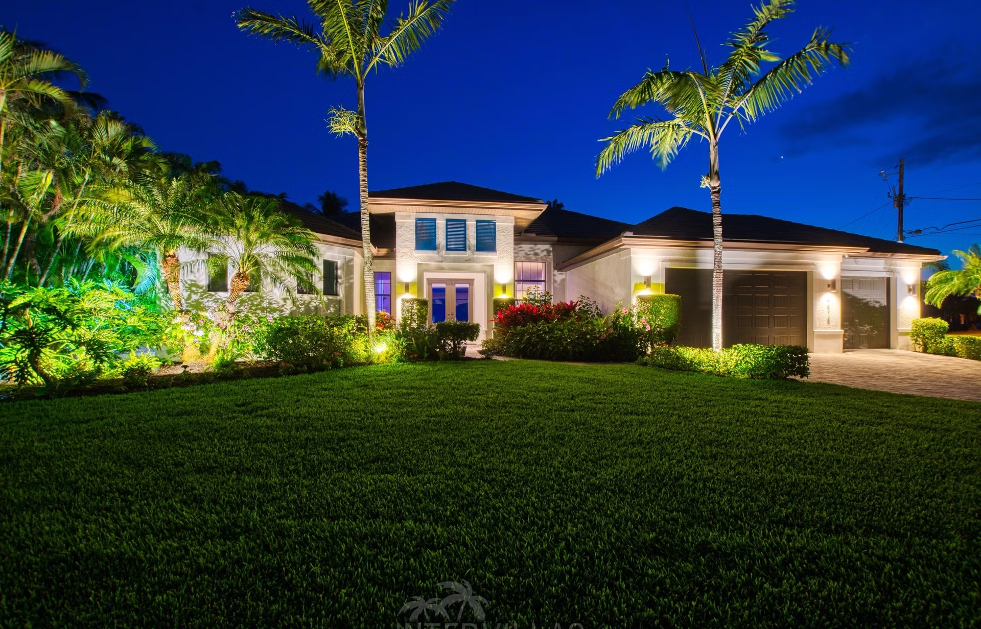 Bootsdock am Kanal mit Tiki-Hut und Wasserblick.
