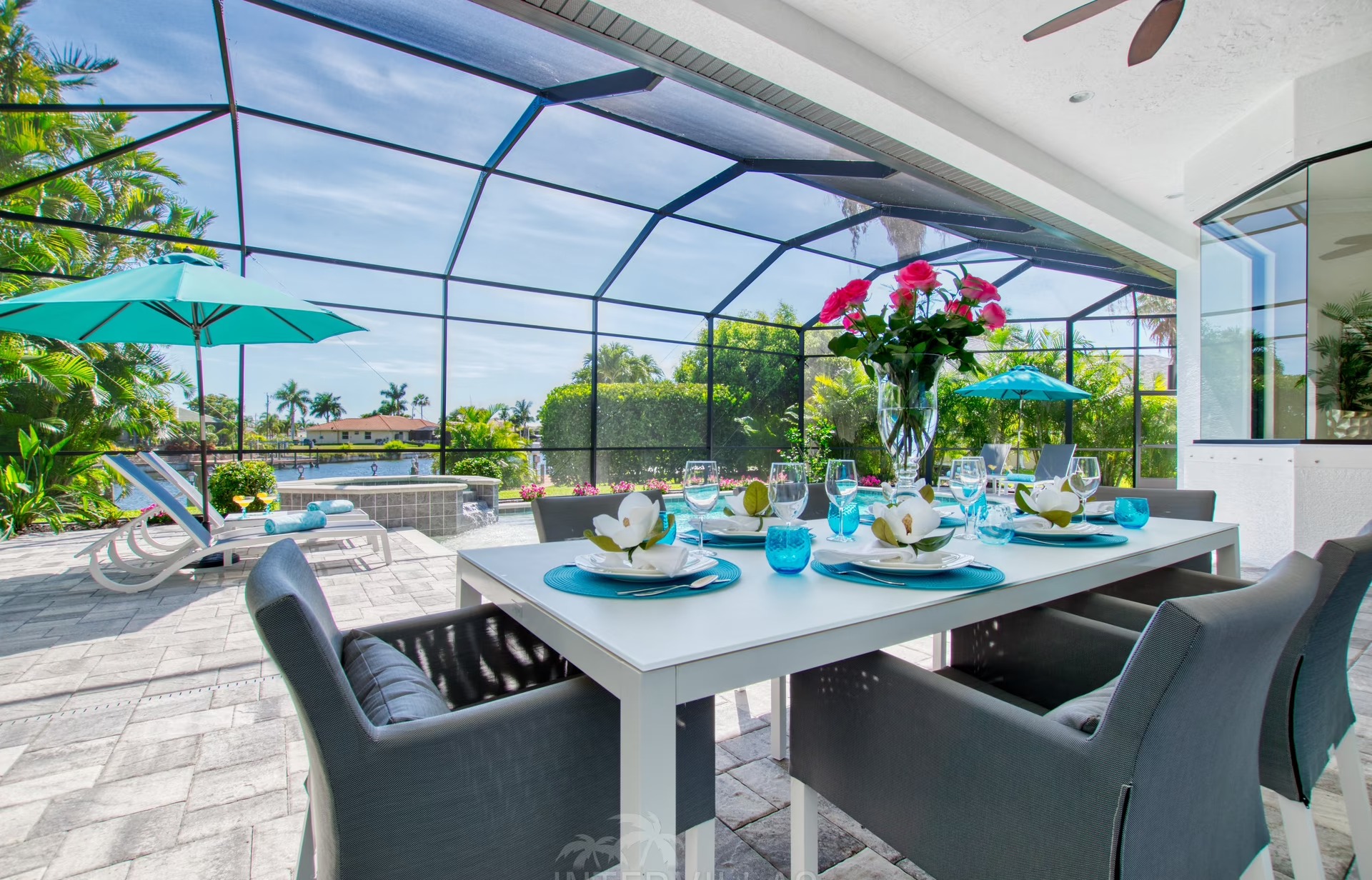 Stilvolle Villa am Kanal mit Pool, Spa und privatem Bootsdock.