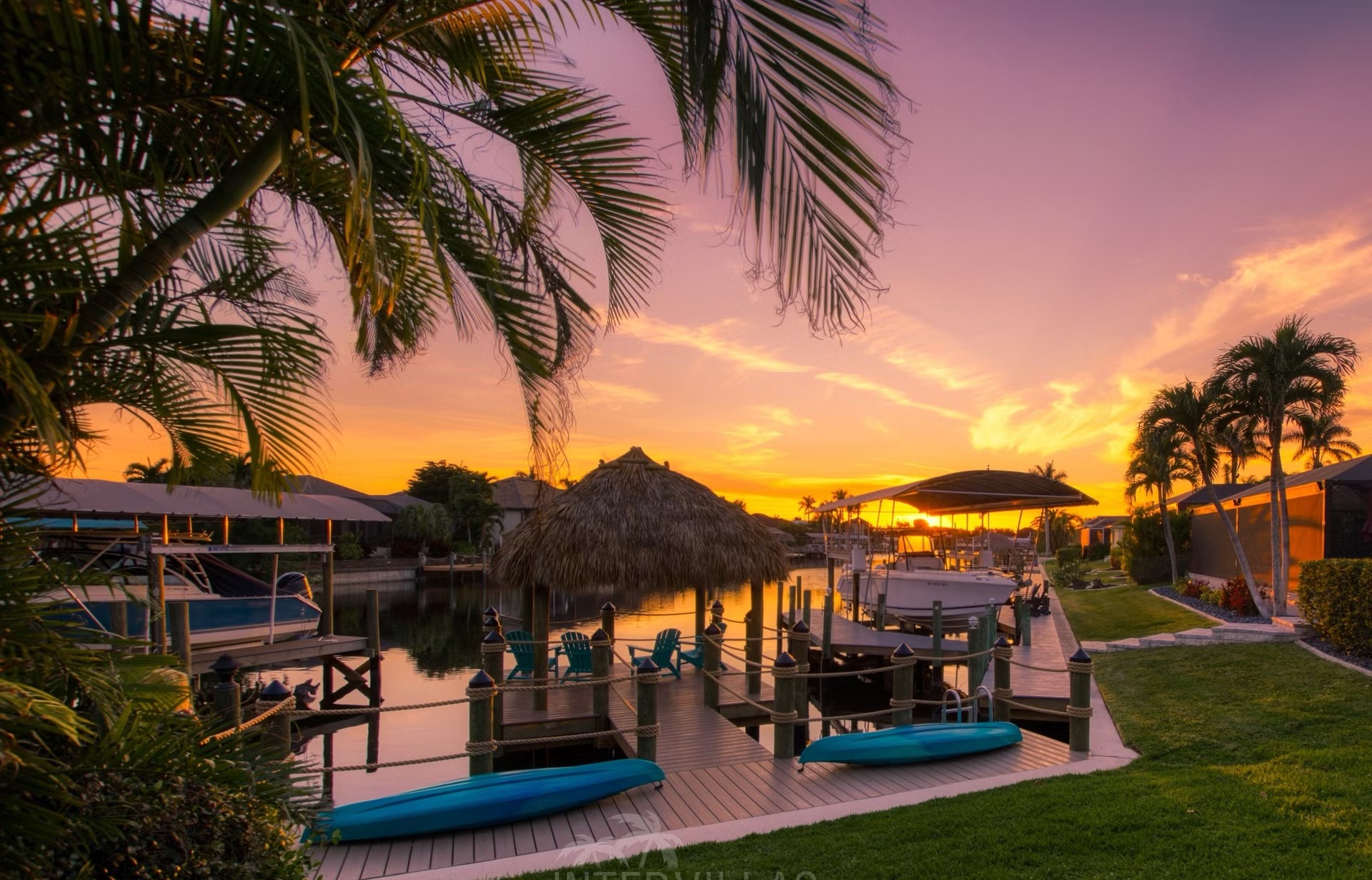 Heller Wohnbereich mit offener Küche und Blick auf den Kanal.