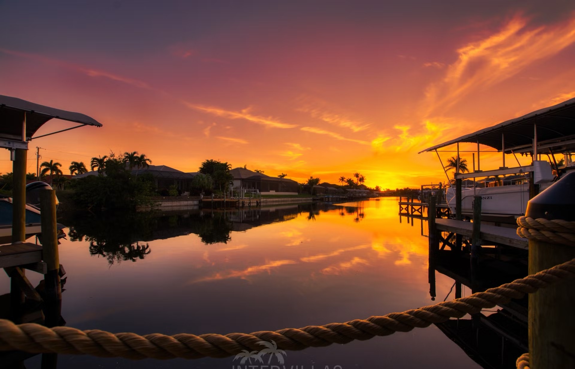 Modernes Wohnzimmer mit großer Fensterfront und Blick auf den Kanal.