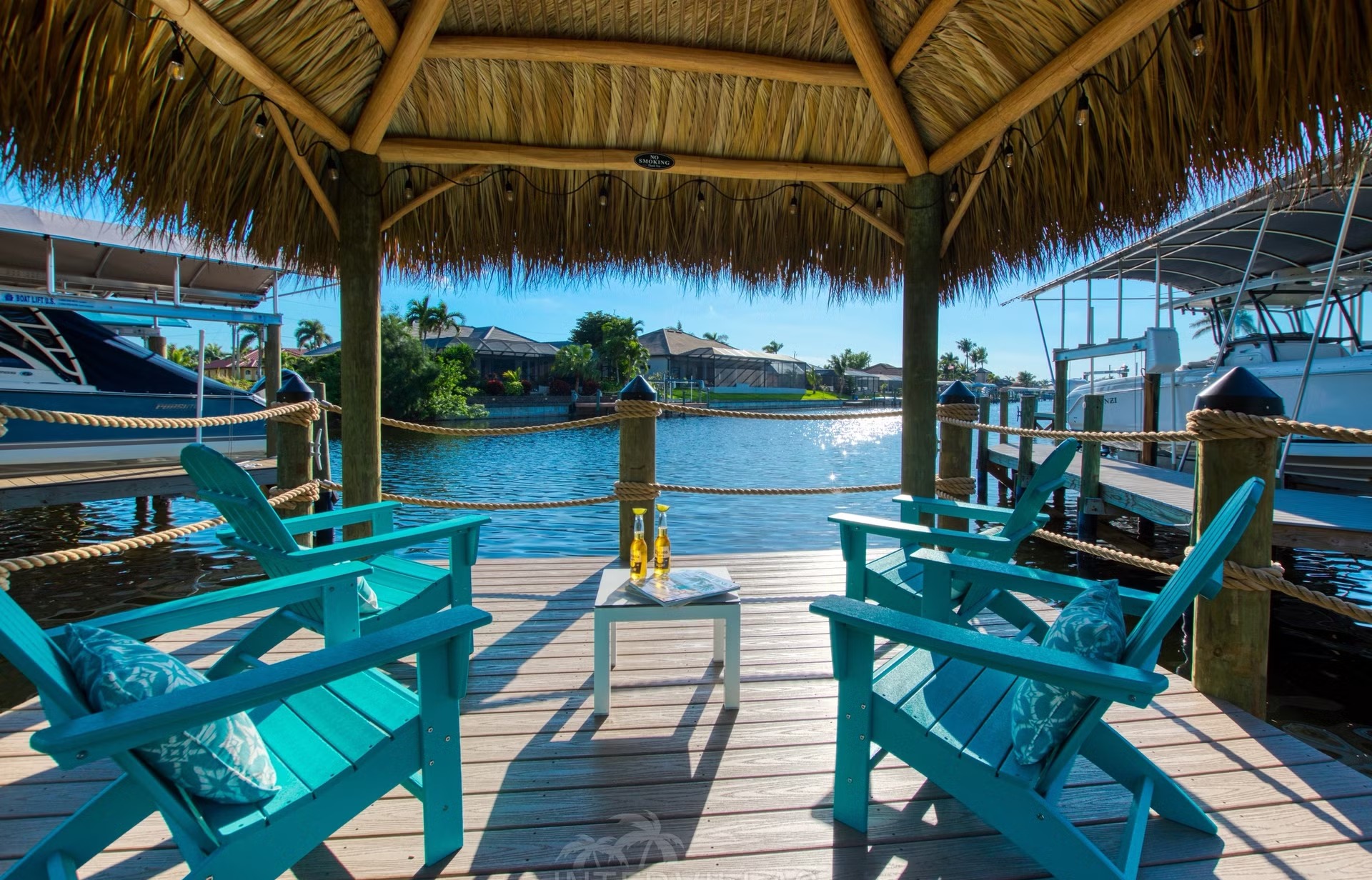Elektrisch beheizbarer Pool mit Spa/Jacuzzi und Blick auf den Kanal.