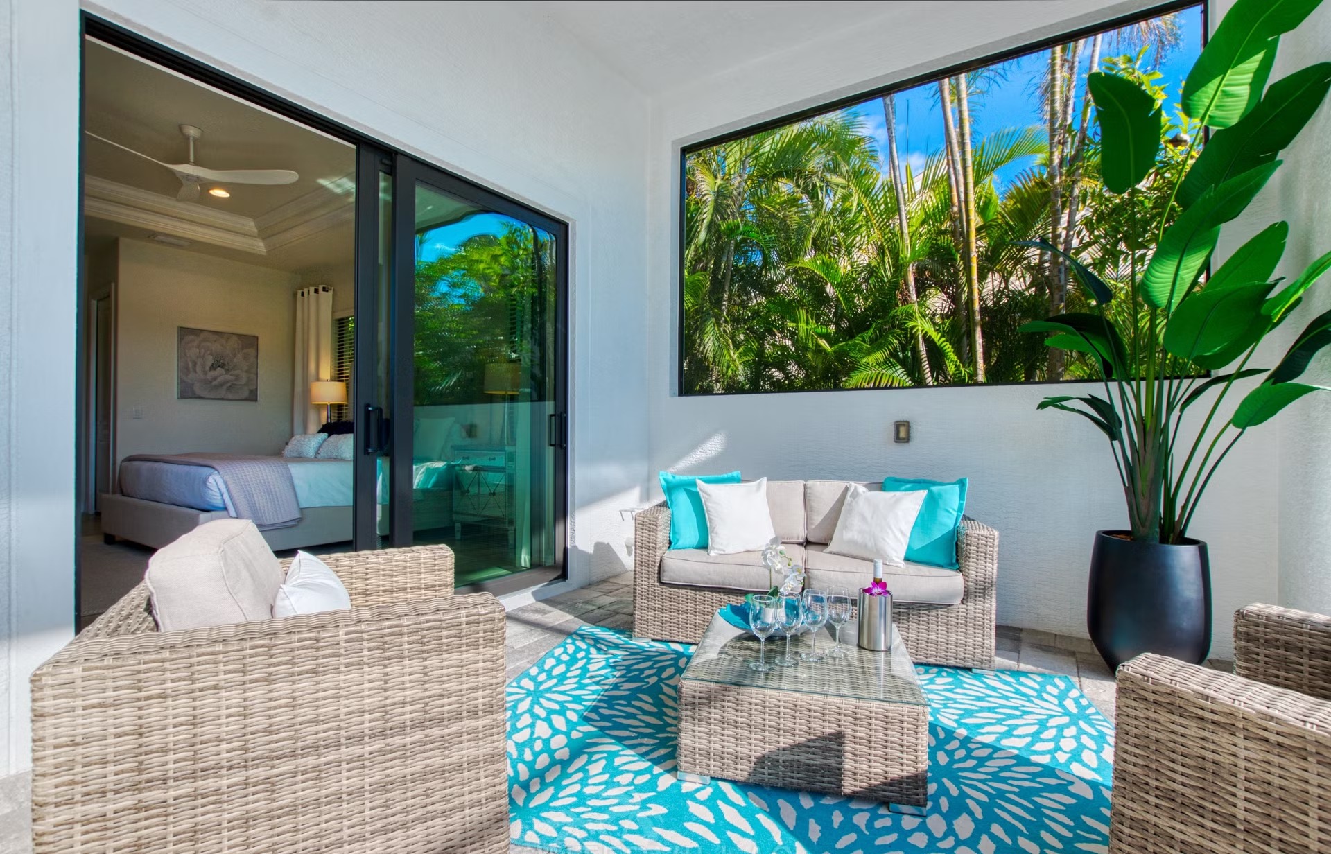 Heller Wohnbereich mit Sitzgruppe und Blick nach draußen.