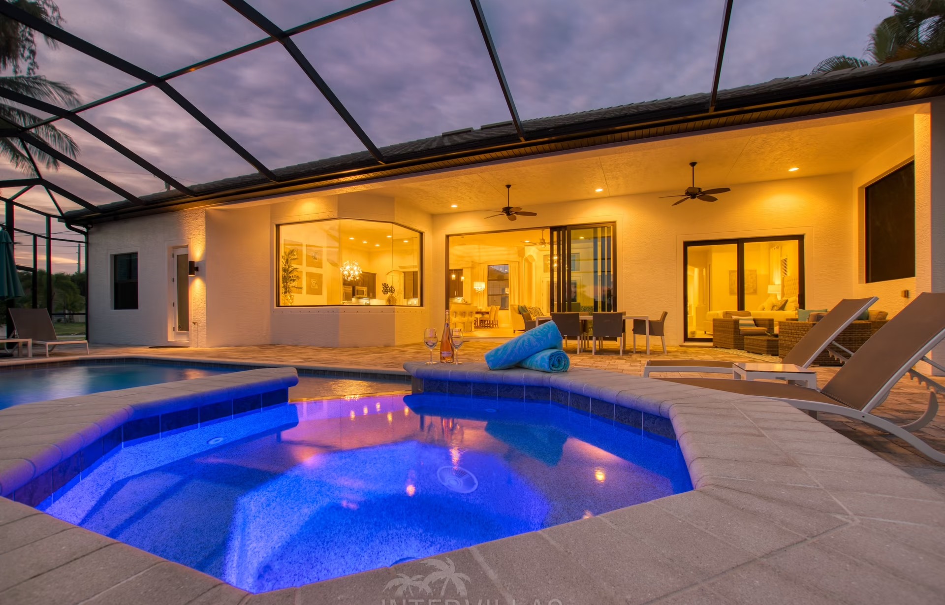 Wohnbereich mit großen Fenstern und Blick auf den Kanal.