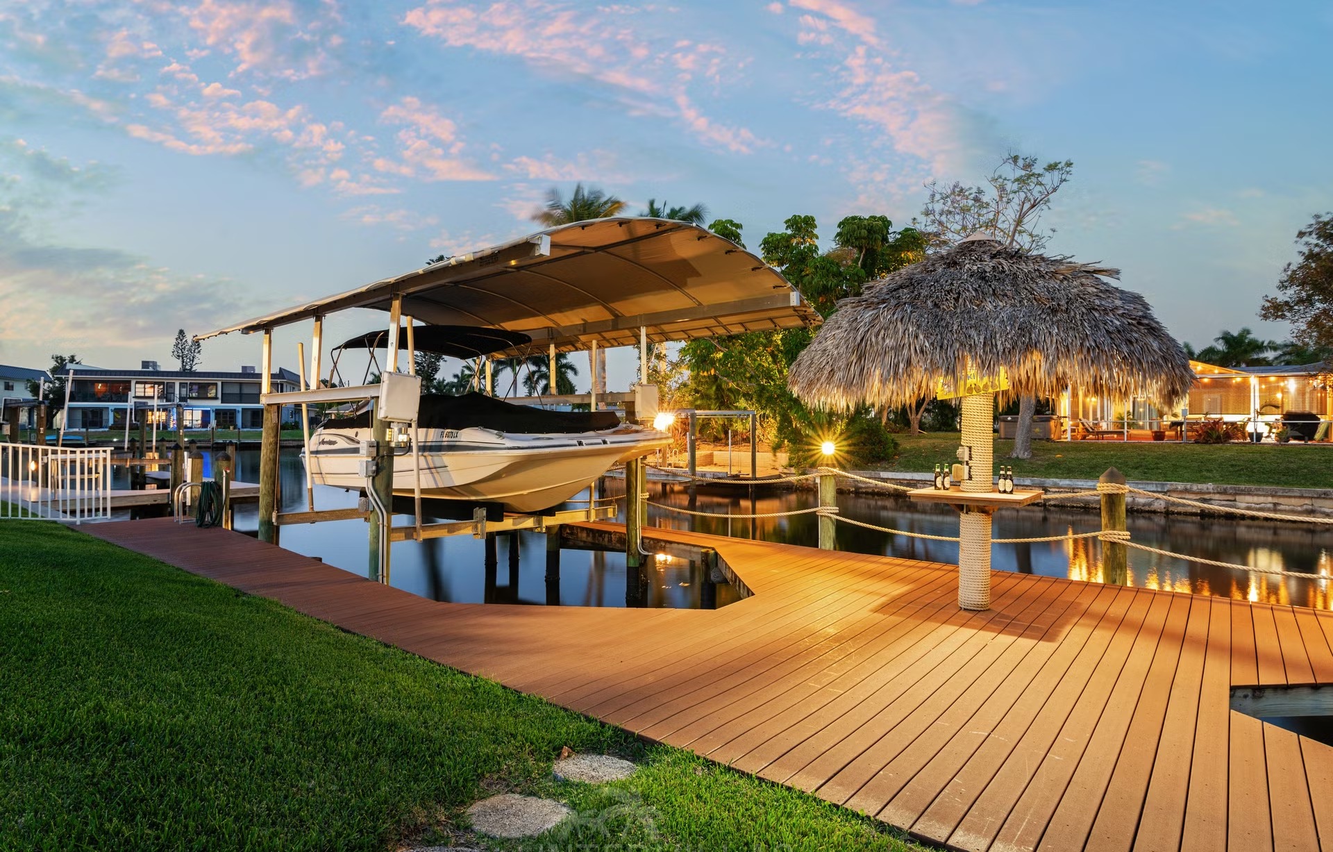 Pool und Spa auf der Lanai mit Blick auf den Kanal und privatem Dock.