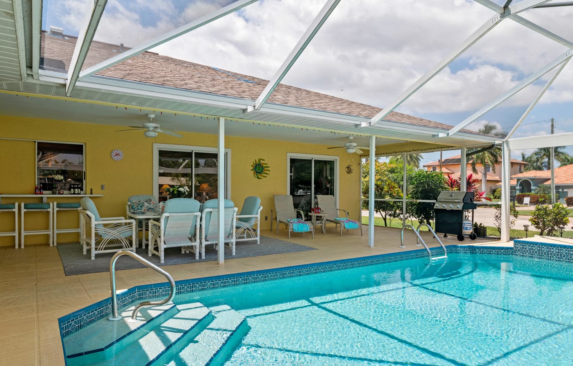 Pool- und Spa-Bereich auf der Lanai mit Blick auf den Kanal und eigenem Dock.