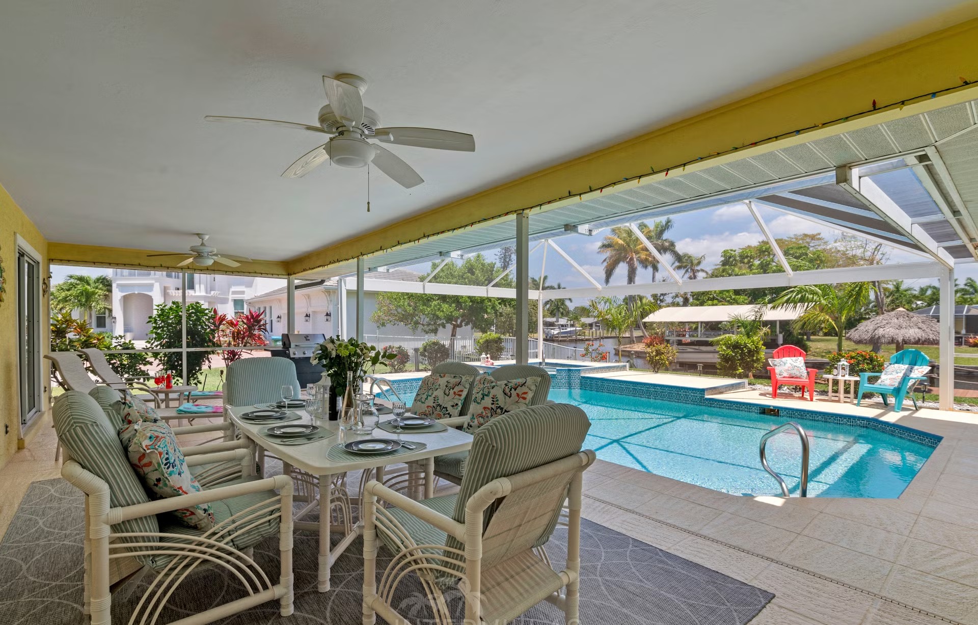 Überdachte Lanai mit Pool und Spa im Außenbereich.