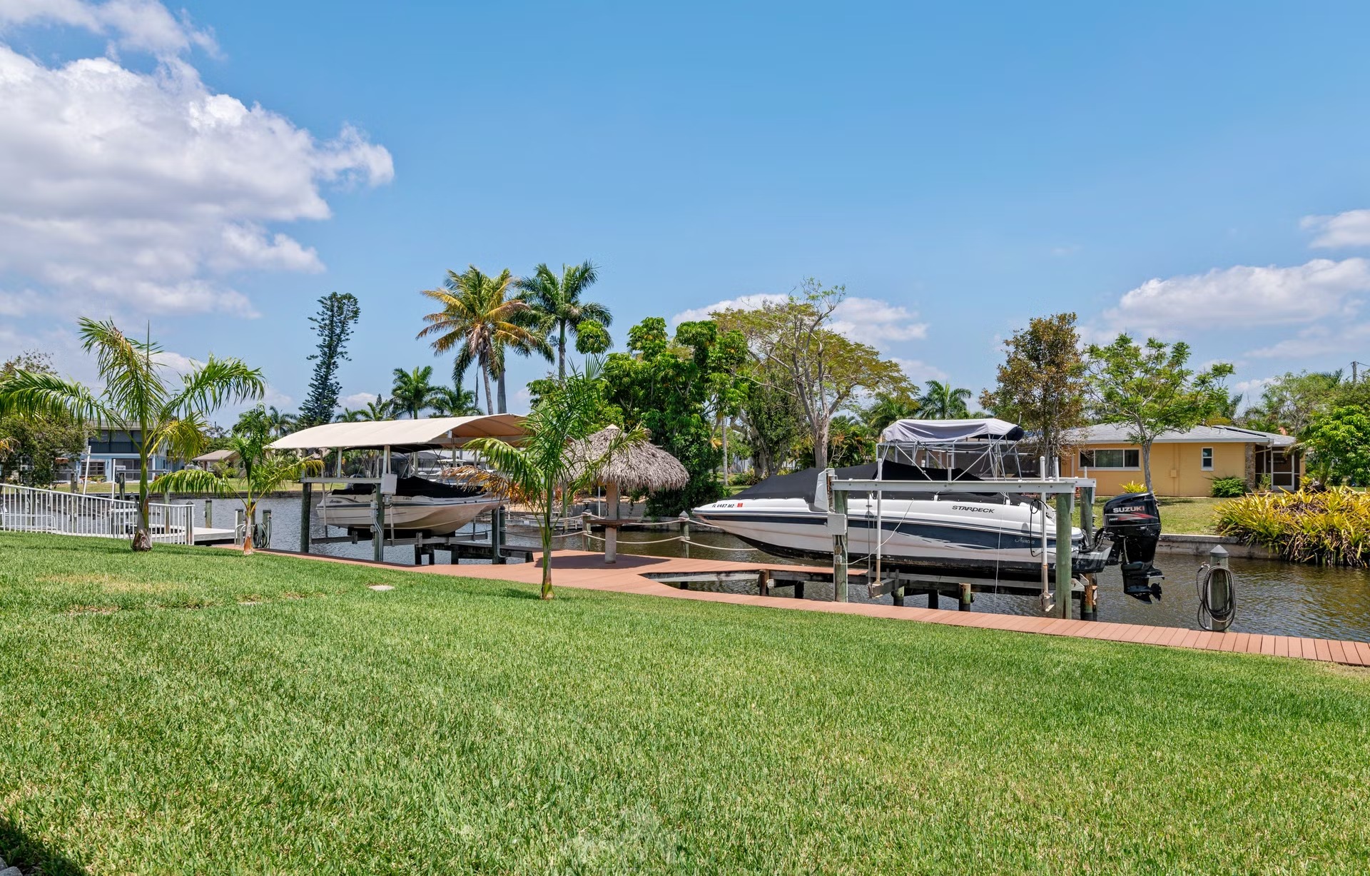 Pool und Spa auf der Lanai mit Blick auf den Kanal und privatem Dock.