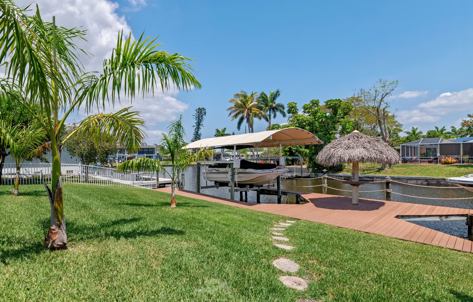 Pool- und Spa-Bereich auf der Lanai mit Blick aufs Wasser und privatem Dock.