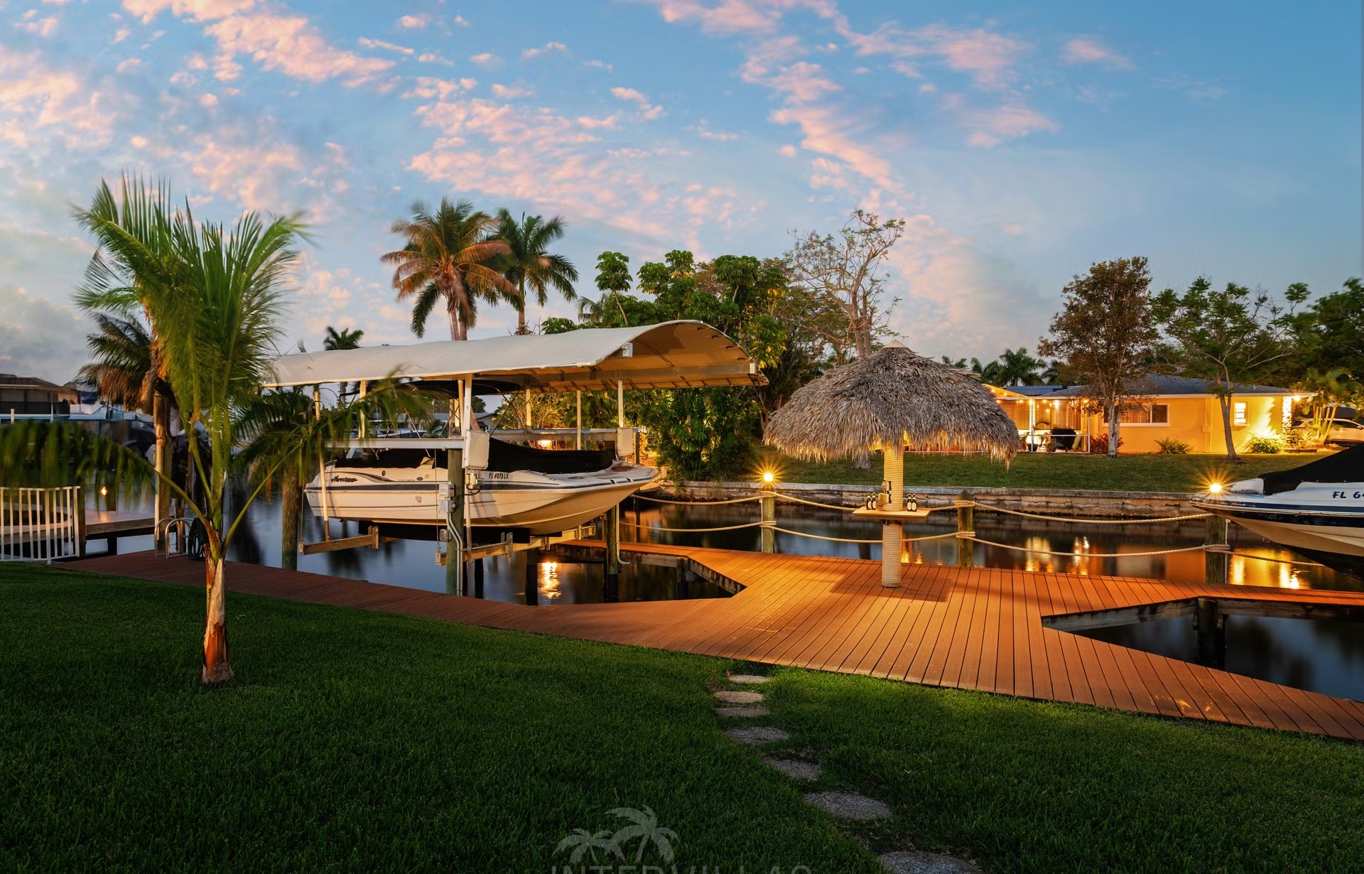 Pool- und Spa-Bereich auf der Lanai mit Blick aufs Wasser und Bootssteg.