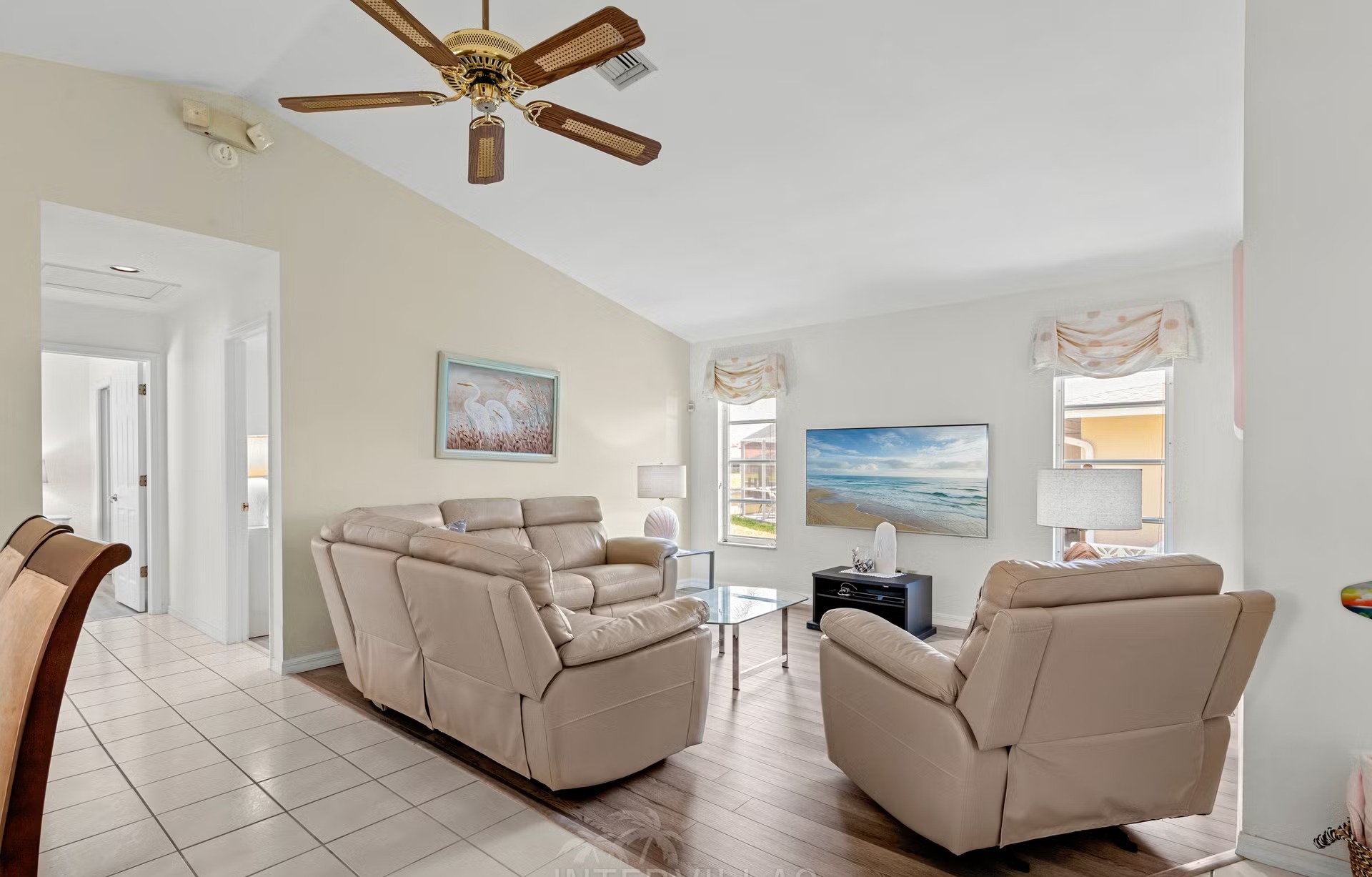 Pool- und Spa-Bereich auf der Lanai mit Blick aufs Wasser und privatem Dock.