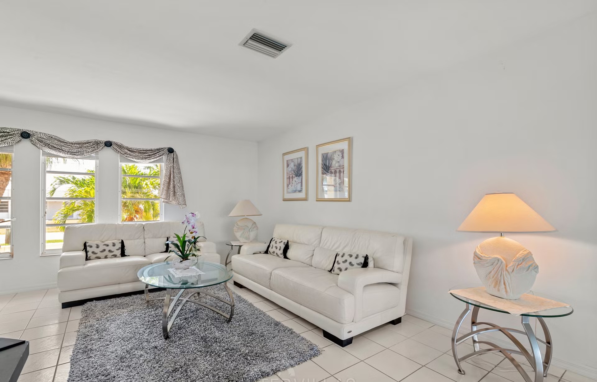 Pool- und Spa-Bereich auf der Lanai mit Blick auf den Kanal und privatem Dock.