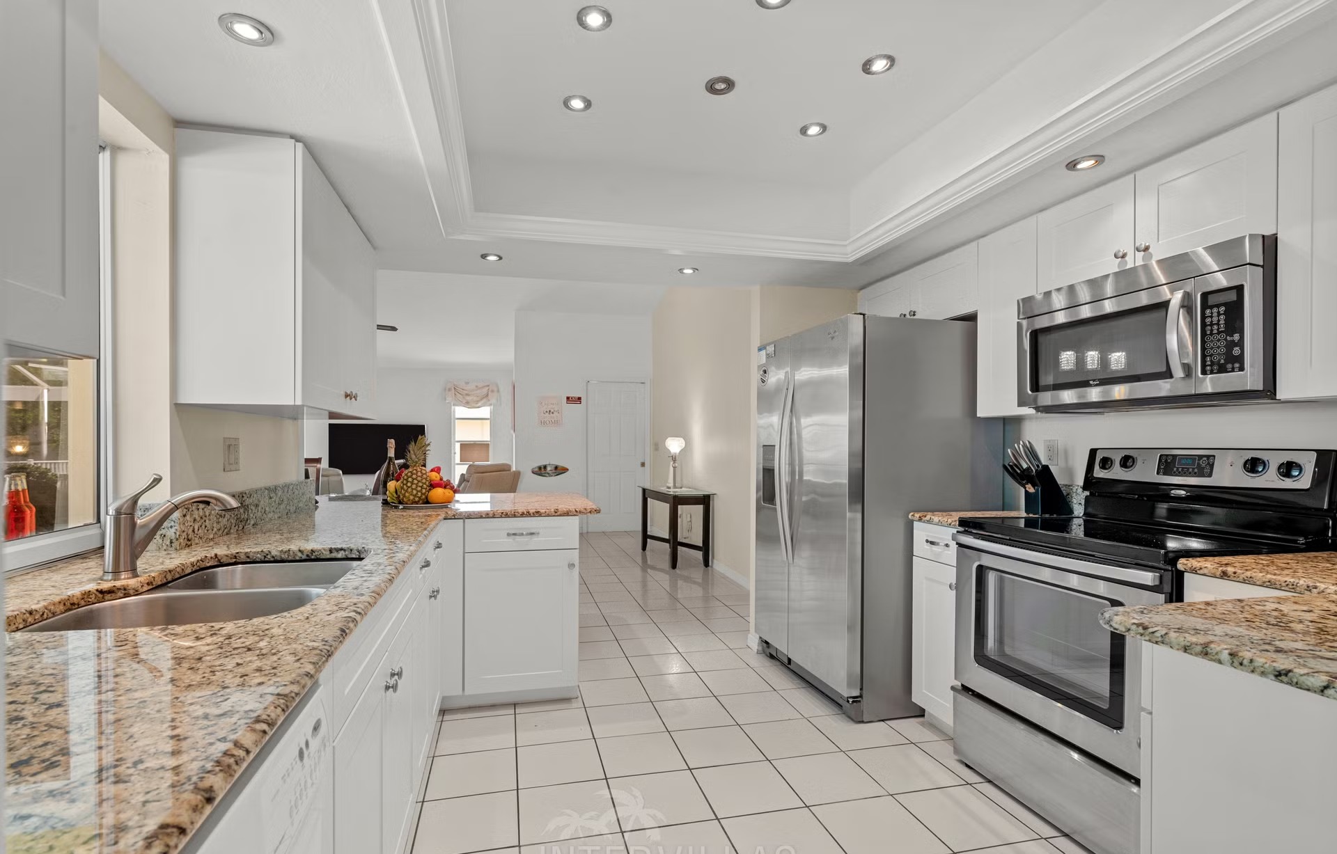 Pool- und Spa-Bereich auf der Lanai mit Blick aufs Wasser.