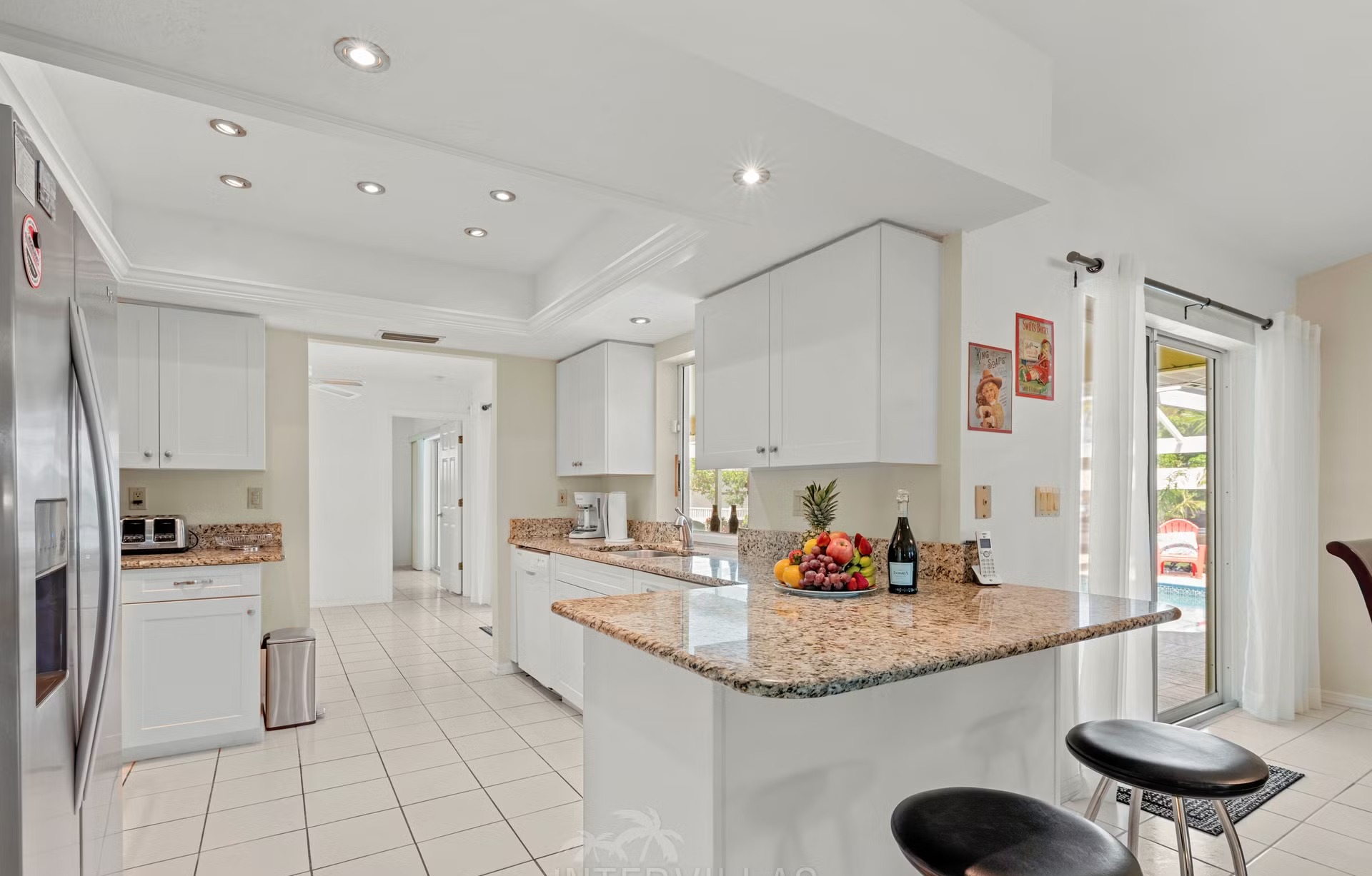 Pool und Spa auf der Lanai mit Blick auf den Kanal und privatem Bootssteg.