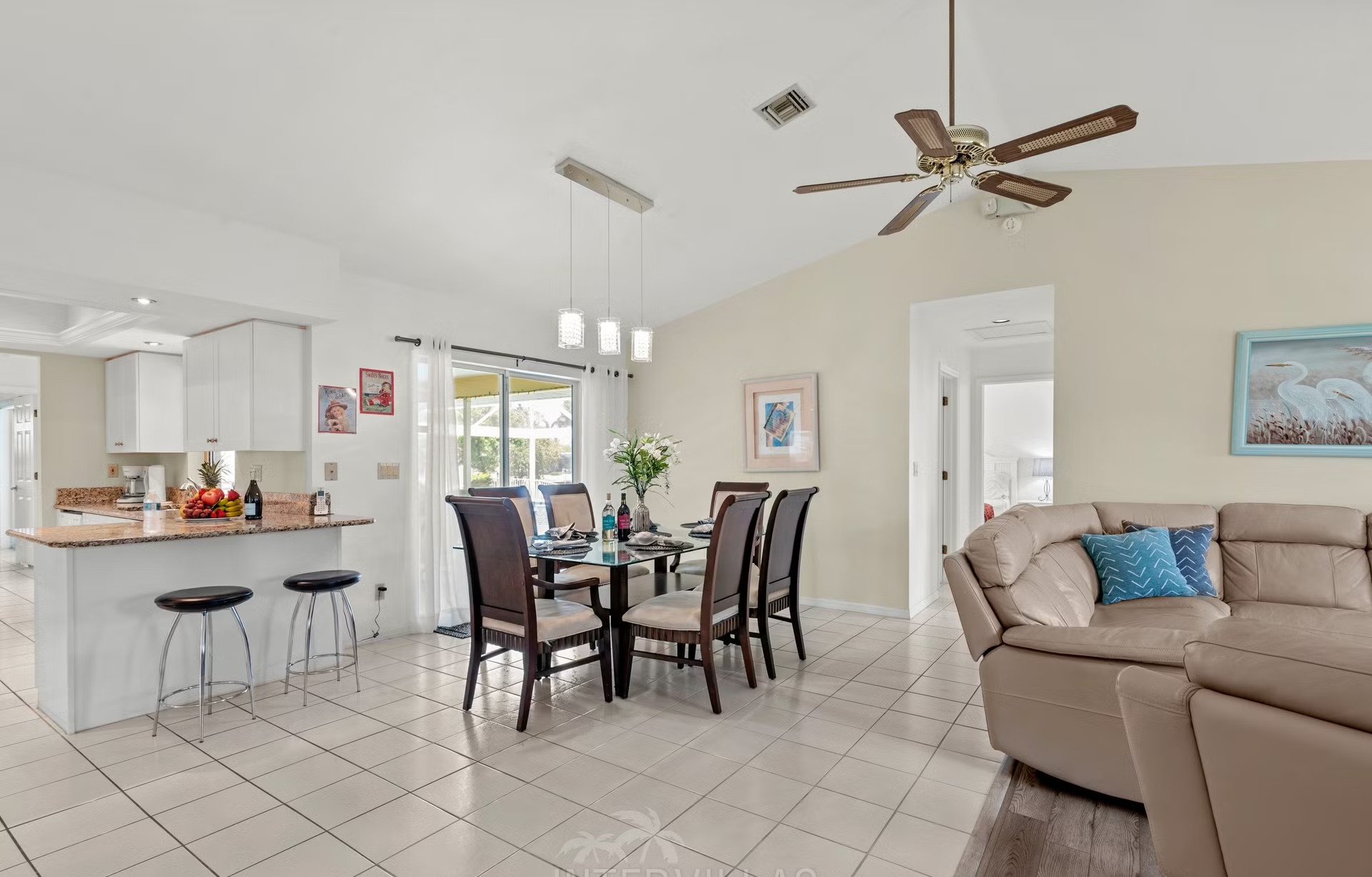 Pool und Spa auf der Lanai mit Blick auf den Kanal und privatem Dock.