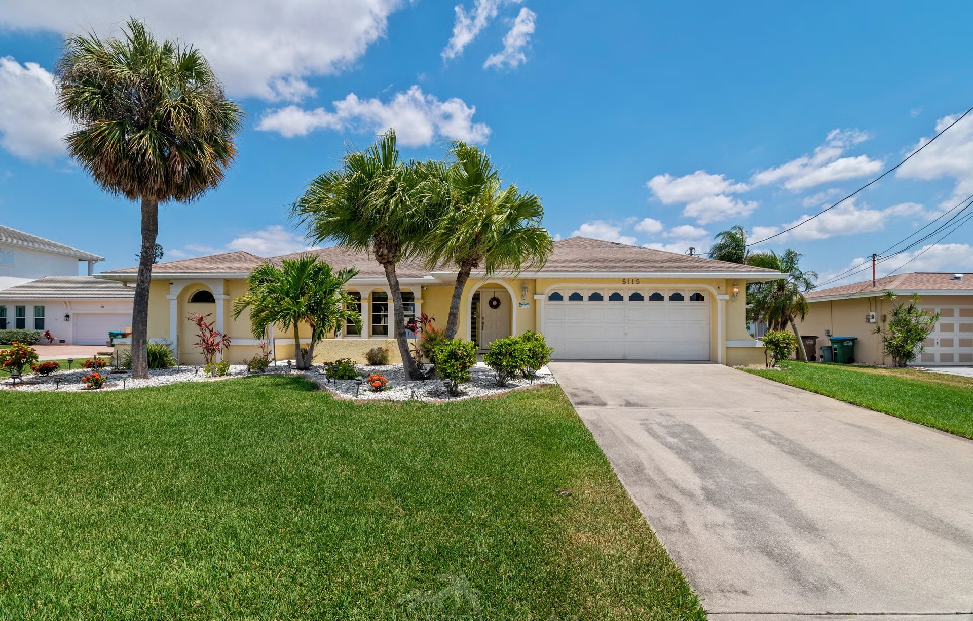 Pool und Spa auf der Lanai mit Blick auf den Kanal.