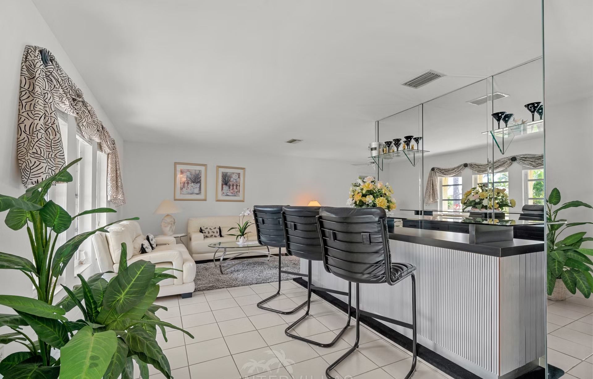 Pool und Spa auf der Lanai mit Blick auf den Kanal und privatem Dock.