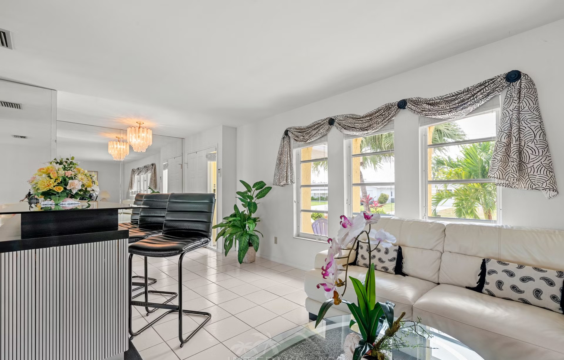 Pool und Spa auf der Lanai mit Blick auf den Kanal und eigenem Dock.