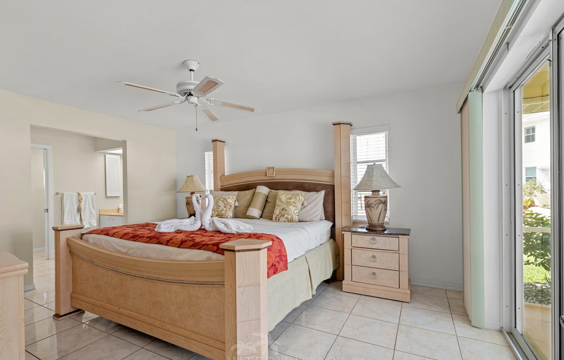 Pool und Spa auf der Lanai mit Blick auf den Kanal und eigenem Dock.