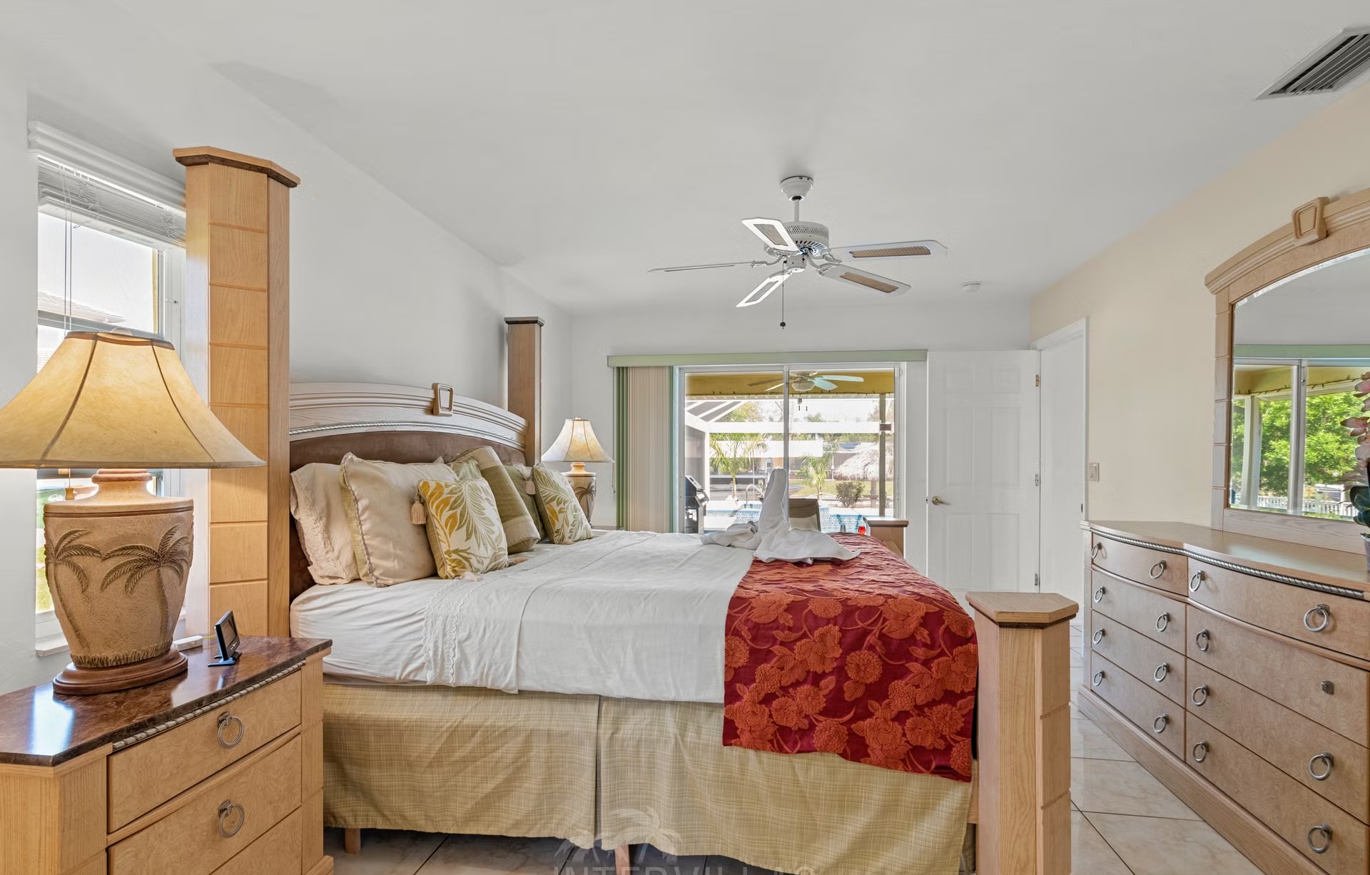 Pool und Spa auf der Lanai mit Blick auf den Kanal und privatem Dock.