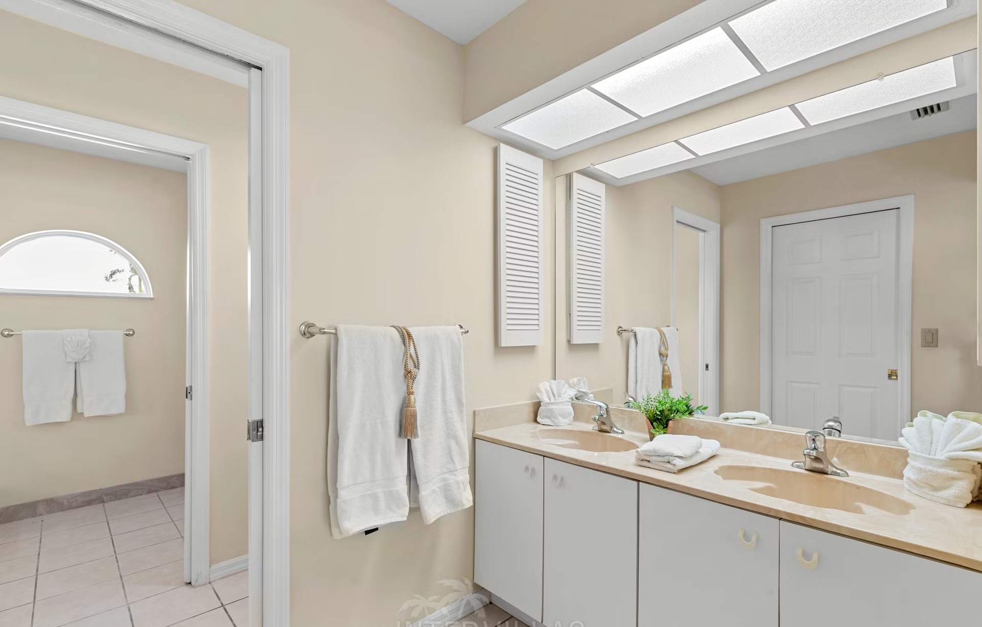 Pool und Spa auf der Lanai mit Blick auf den Kanal und privatem Dock.