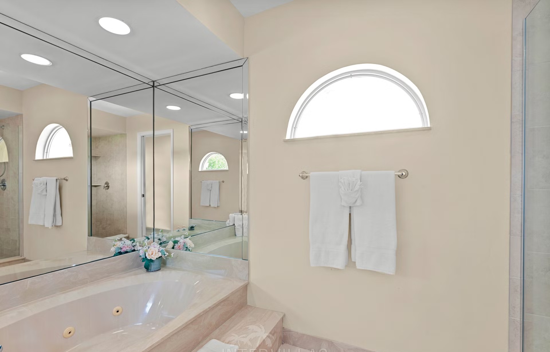 Lanai mit Pool und Spa am Wasser.