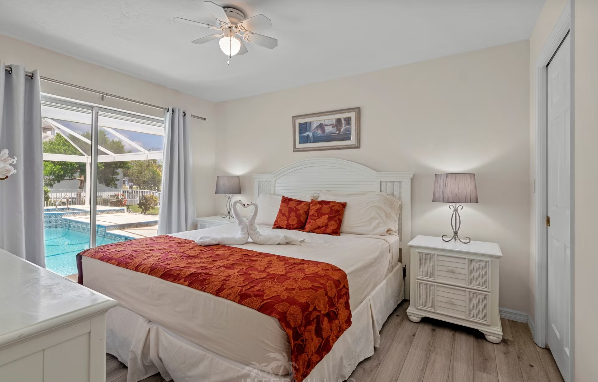 Pool- und Spa-Bereich auf der Lanai mit Blick auf den Kanal und privatem Dock.