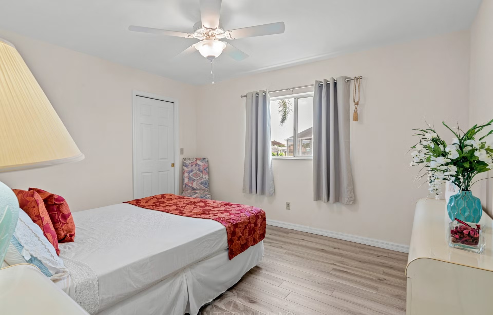 Pool und Spa auf der Lanai mit Blick auf den Kanal und privatem Dock.