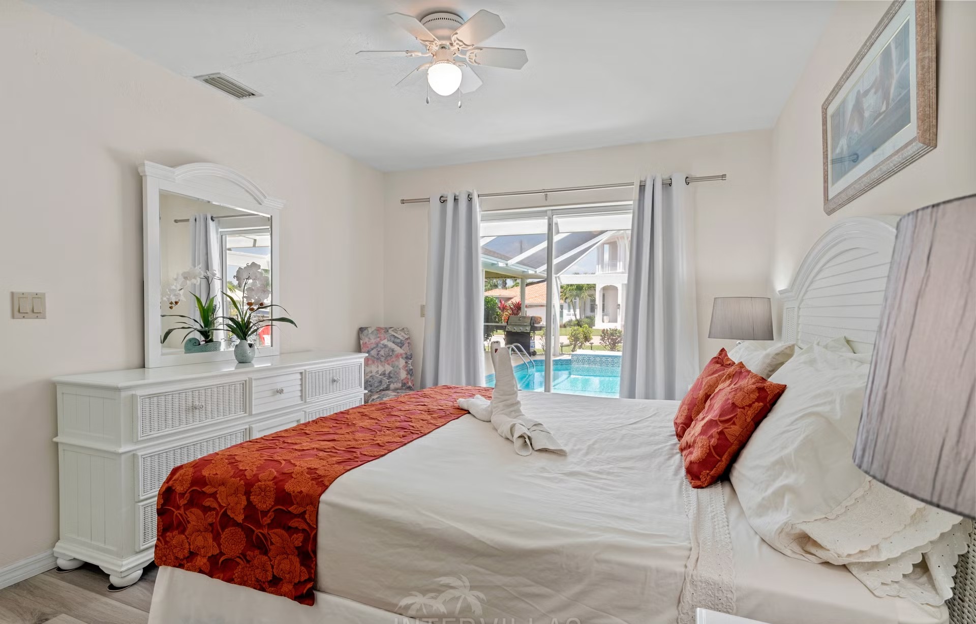 Pool und Spa auf der Lanai mit Blick auf den Kanal und privatem Dock.