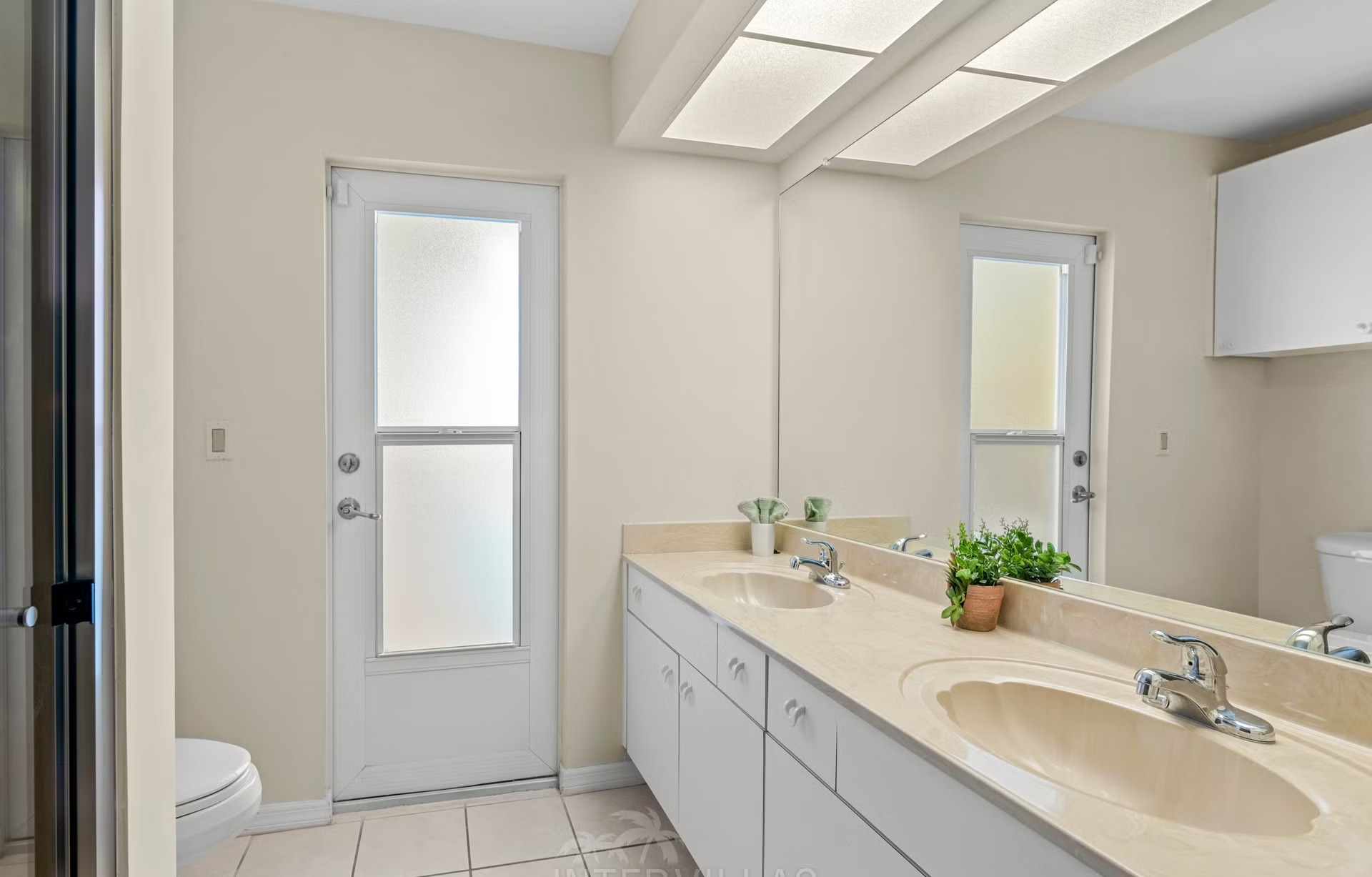 Pool- und Spa-Bereich auf der Lanai mit Blick auf den Kanal und privatem Dock.