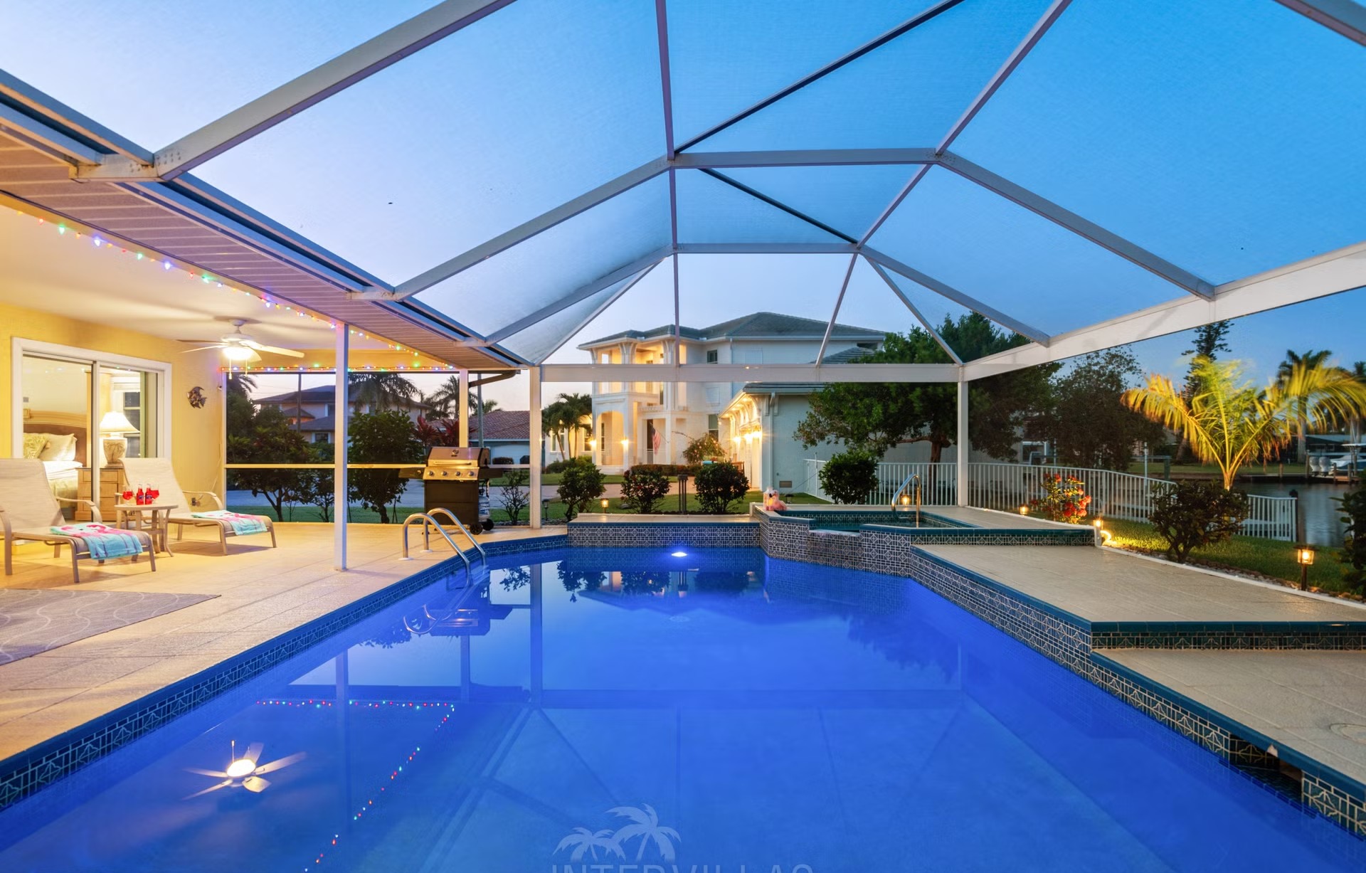 Pool und Spa auf der Lanai mit Blick auf den Wasserkanal und eigenem Bootsdock.