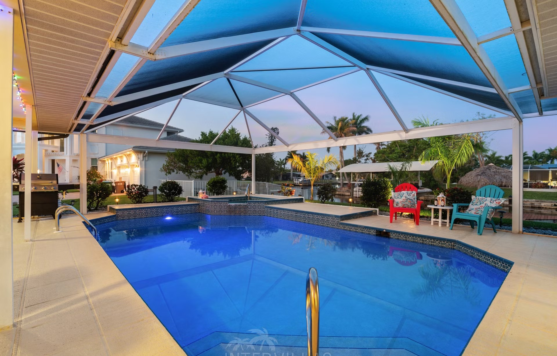 Pool und Spa auf der Lanai mit Blick auf den Kanal und privatem Dock.