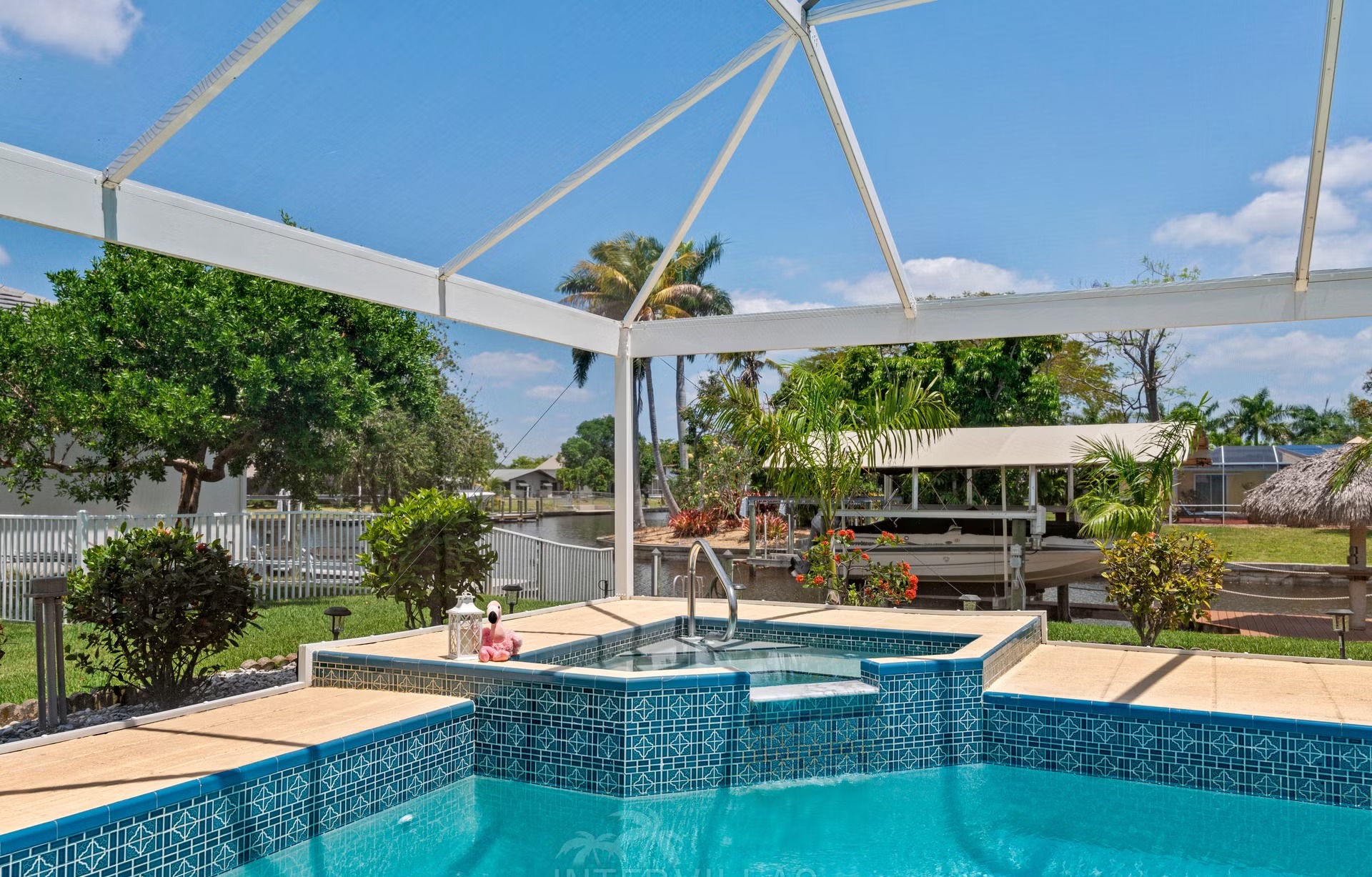 Pool- und Spa-Bereich auf der Lanai mit Blick aufs Wasser und Bootsdock.