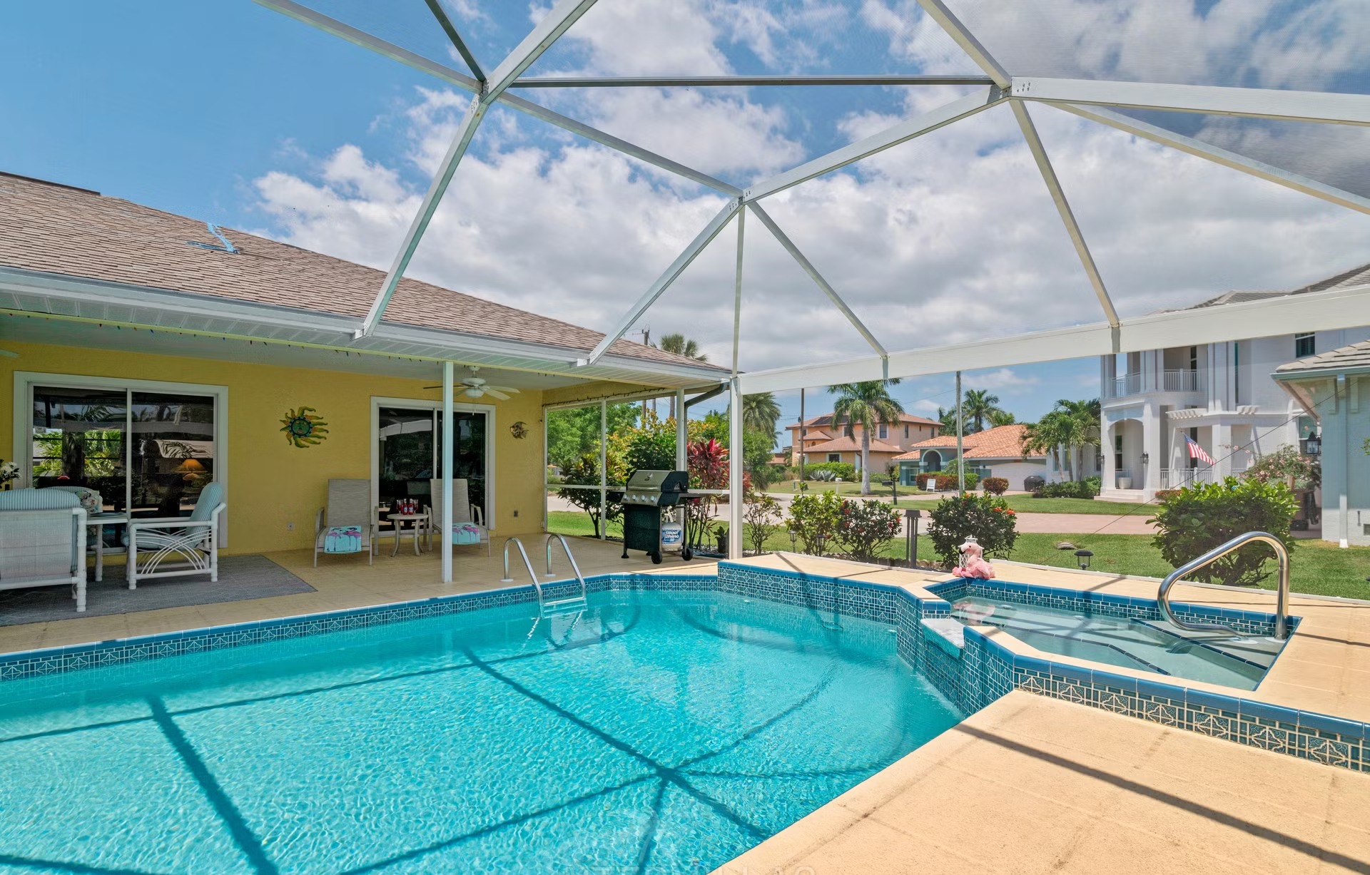 Pool und Spa auf der Lanai mit Blick auf den Kanal.