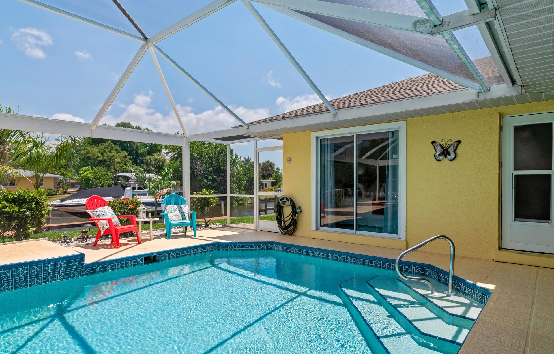 Pool und Spa auf der Lanai mit Blick auf den Kanal.