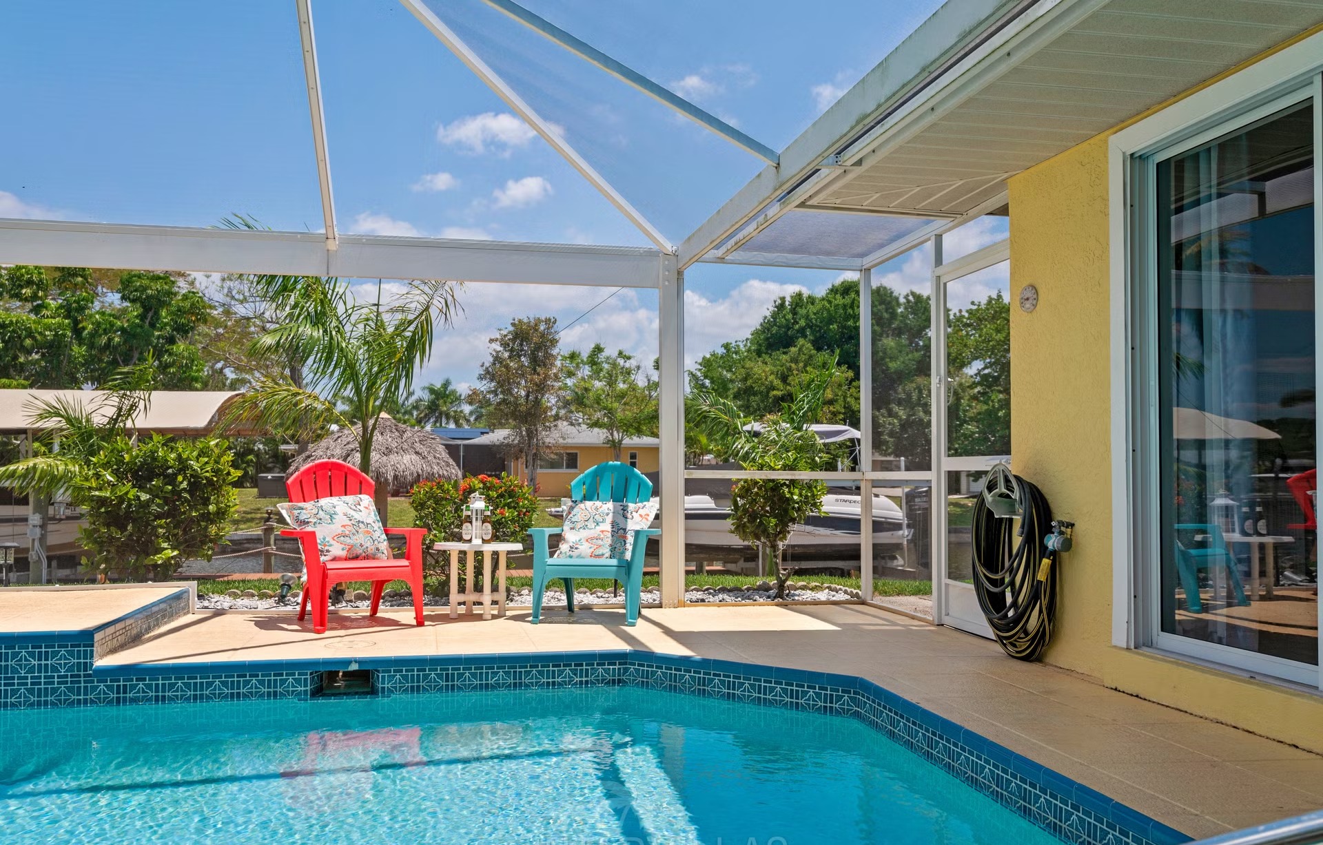 Pool- und Spa-Bereich auf der Lanai mit Blick aufs Wasser und privatem Dock.